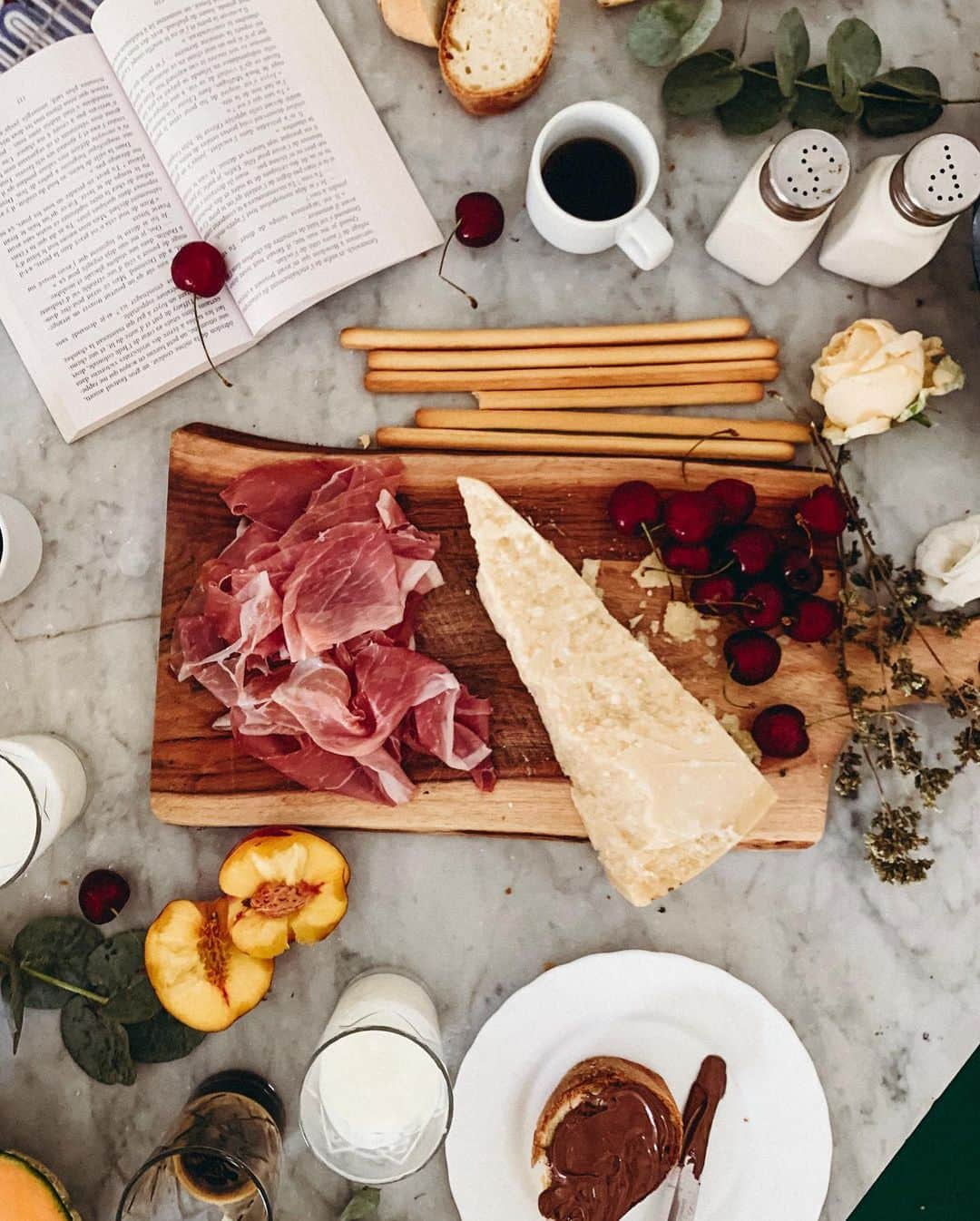 Collage Vintageさんのインスタグラム写真 - (Collage VintageInstagram)「La Colazione 🧀🥖🥞 Desayuno en nuestro apartamento de Scopello 🍒 #collageontheroad」7月13日 18時07分 - collagevintage