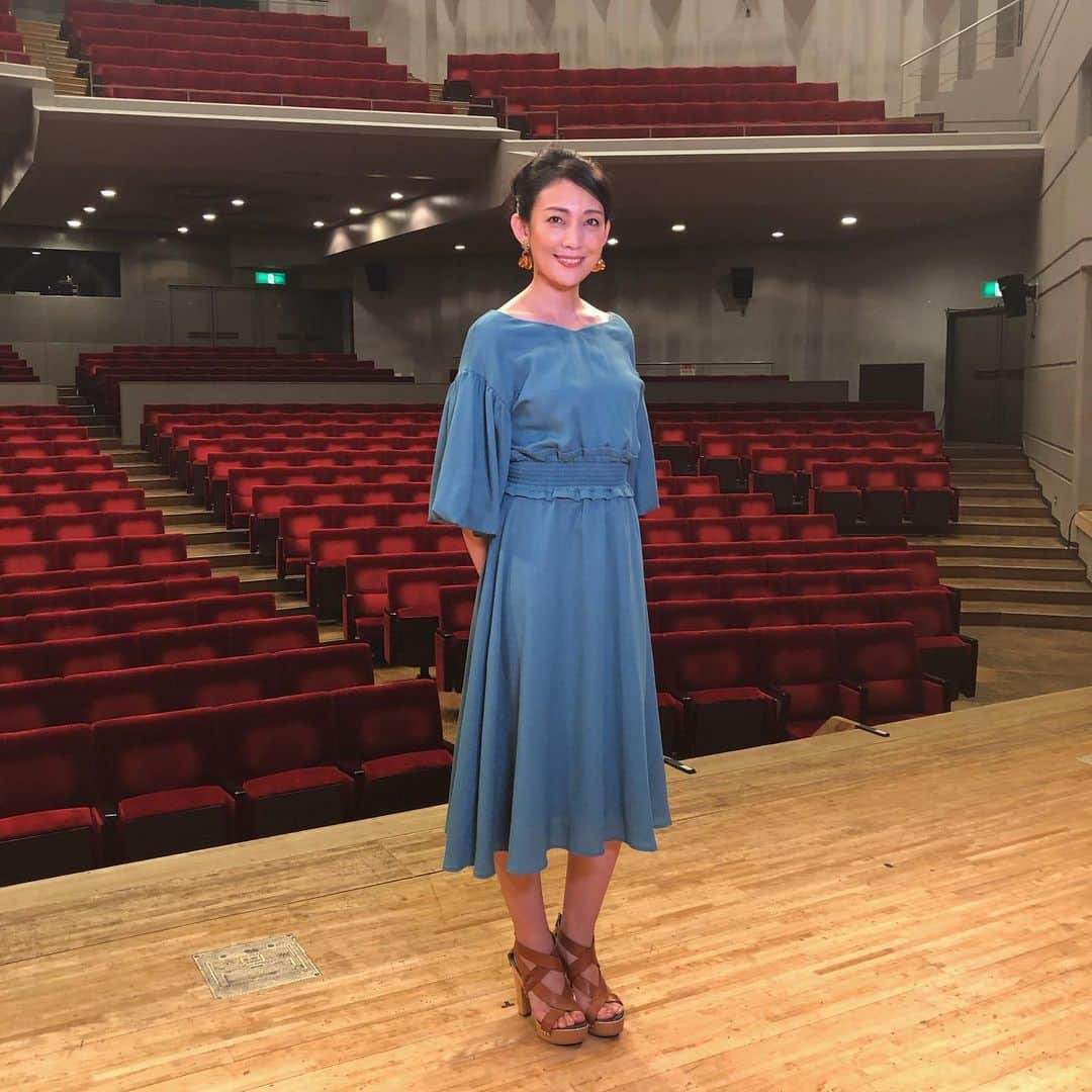 田中美里さんのインスタグラム写真 - (田中美里Instagram)「Green Heart365  大阪でルーヴルドーの魅力や 低体温のことや、自分の心がけていることをお話ししてきました。 今年前半、ずっと舞台で大阪にいた時にも感じましたが、大阪の方ってみなさん、あったかいですよね。 ルーヴルドーさんも本店が大阪にあって、お逢いする度にみなさん明るくて面白くて自然と笑顔になります。 笑いも健康になれる１つですよね。  衣装はブルーに見えるけどグリーンハートにちなんでグリーンなんですよ。首元の形がとっても綺麗でした。  #グリーンハート365 #ルーヴルドー #louvredo  #８年くらい愛用 #内側からも外側からも美しく健康に #低体温改善  #健康 #美容 #大阪  #メルパルクOSAKA」7月13日 18時08分 - misatotanaka77