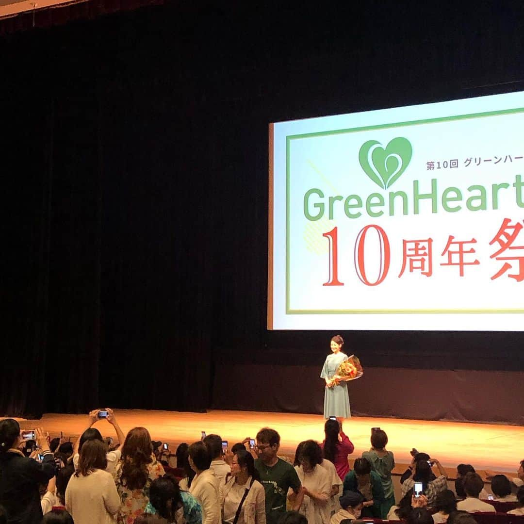 田中美里さんのインスタグラム写真 - (田中美里Instagram)「Green Heart365  大阪でルーヴルドーの魅力や 低体温のことや、自分の心がけていることをお話ししてきました。 今年前半、ずっと舞台で大阪にいた時にも感じましたが、大阪の方ってみなさん、あったかいですよね。 ルーヴルドーさんも本店が大阪にあって、お逢いする度にみなさん明るくて面白くて自然と笑顔になります。 笑いも健康になれる１つですよね。  衣装はブルーに見えるけどグリーンハートにちなんでグリーンなんですよ。首元の形がとっても綺麗でした。  #グリーンハート365 #ルーヴルドー #louvredo  #８年くらい愛用 #内側からも外側からも美しく健康に #低体温改善  #健康 #美容 #大阪  #メルパルクOSAKA」7月13日 18時08分 - misatotanaka77