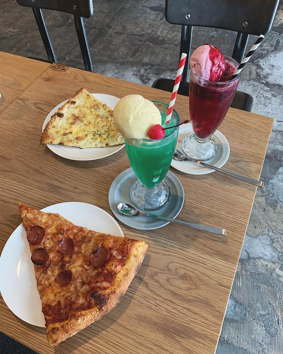 草野春香さんのインスタグラム写真 - (草野春香Instagram)「. 🍕🍕🍕 佐賀にある @liftcoffee_ へ☕️ 大きなピザも美味しかったけど クリームソーダも最高だった💚🍒 #cafe #liftcoffee #佐賀 #佐賀カフェ」7月13日 18時09分 - _haruka030_