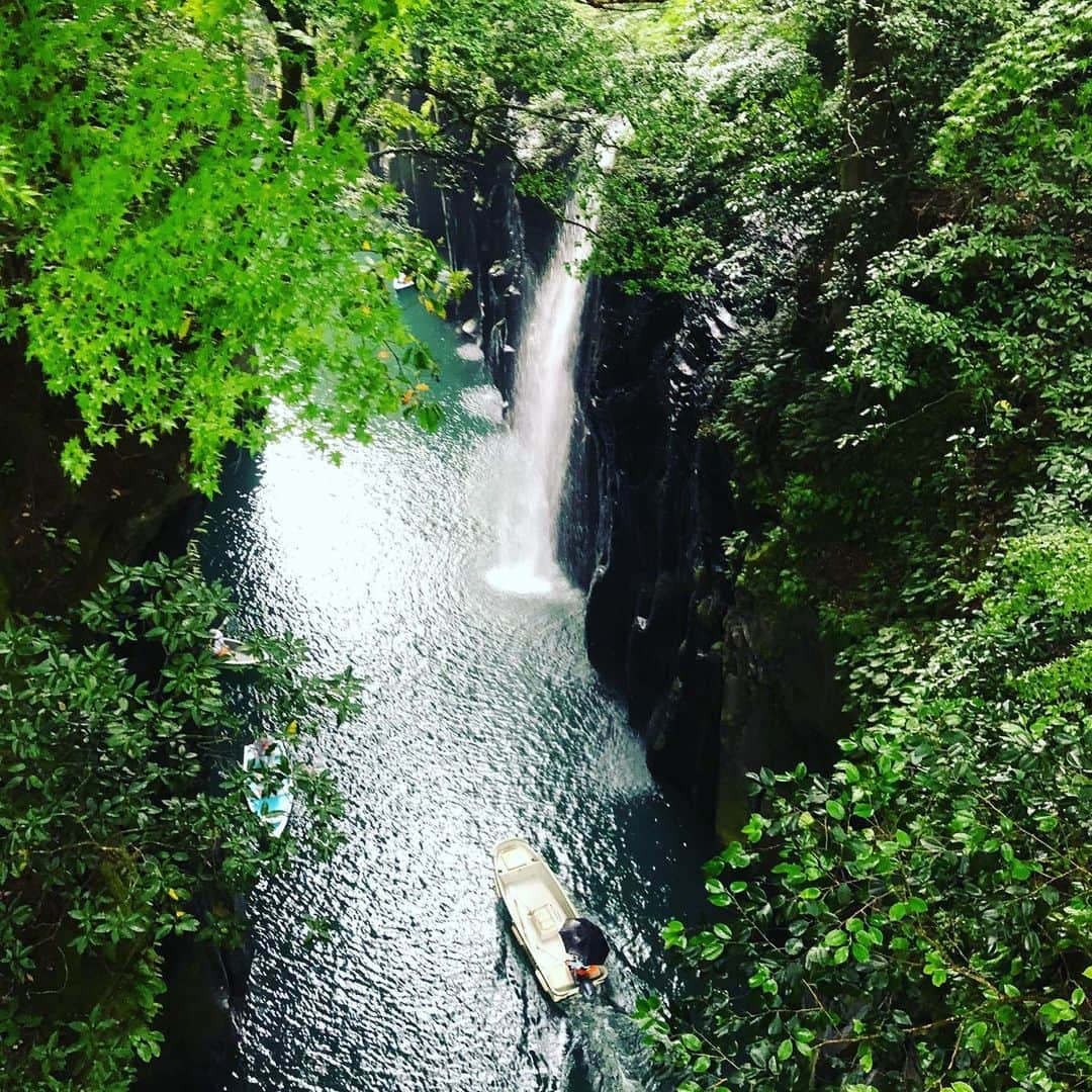 眞庭城聖さんのインスタグラム写真 - (眞庭城聖Instagram)「高千穂帰省の思い出写真📸  今年もパワー充電してきました👍  #宮崎県 #高千穂 #天岩戸神社 #天孫降臨 #天照の大神 #パワースポット #高千穂峡 #とろっときりっと黒霧島」7月13日 18時13分 - money_0527