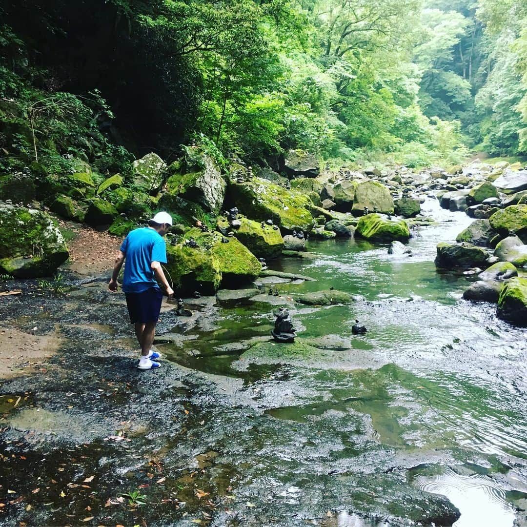 眞庭城聖さんのインスタグラム写真 - (眞庭城聖Instagram)「高千穂帰省の思い出写真📸  今年もパワー充電してきました👍  #宮崎県 #高千穂 #天岩戸神社 #天孫降臨 #天照の大神 #パワースポット #高千穂峡 #とろっときりっと黒霧島」7月13日 18時13分 - money_0527