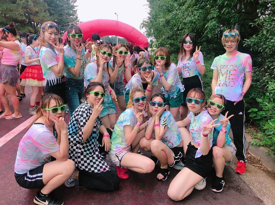 東京ベルエポック美容専門学校さんのインスタグラム写真 - (東京ベルエポック美容専門学校Instagram)「✔︎カラーラン🎨🏃‍♀️💄 ヘアメイク科とトータルビューティ科の在校生が ジェルと水でお祭り騒ぎの夏イベント 『Color Me Rad TOKYO』でビューティブースを担当しました！ . ブースにお越しいただいた方はなんと約500名‼️ カラーランも最高に楽しみながら メイクやペイントをおこないました😊⭐️ . #東ベル #カラーミーラッド #colormerad #カラーラン #美容学生 #美容専門学校 #makeup #フェイスペイント #ボディペイント #フェスファッション #東京ベルエポック美容専門学校 #ヘアメイク科 #トータルビューティ科 #美容専門学校東ベル」7月13日 18時13分 - tokyo_belle