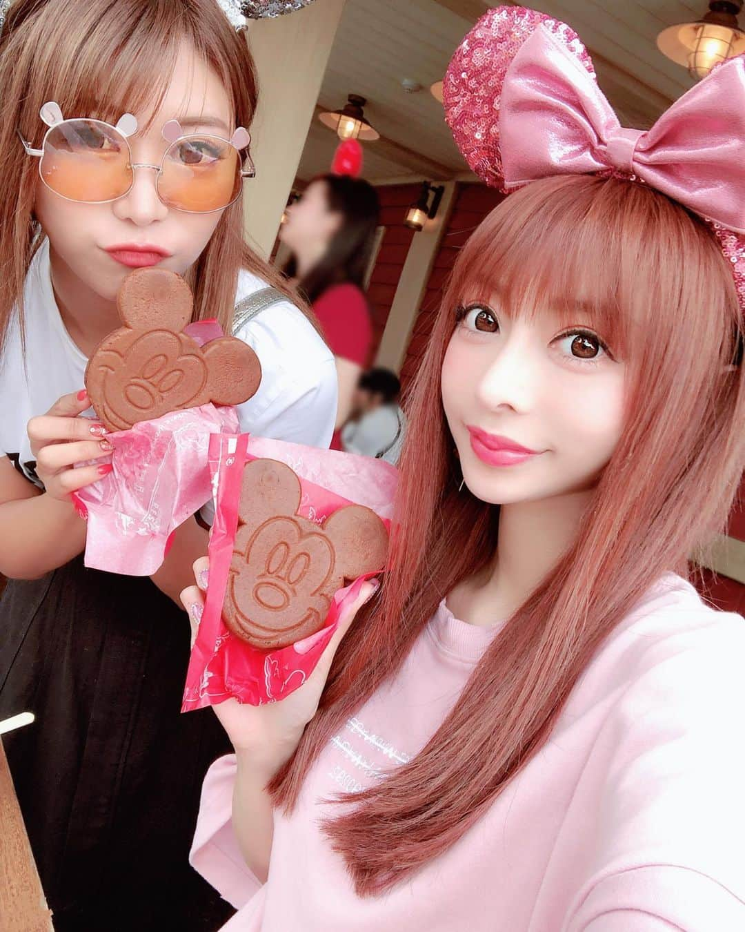 一條りおなさんのインスタグラム写真 - (一條りおなInstagram)「まぁとDisneySea🐠❤️ . JonoelのTシャツ着たよ👚🌟 . タワテラで怖がるまぁが可愛かった🥰💕 初のタートルトークも🐢✨ 挙手してないのに急に当てられてビックリしたけど クラッシュと話せた思い出😍💕 . 良く質問いただく髪色は 最近ピンク系💓で @ankhcross_raft の ロアエクステ付けてます👩🏼💝 . 今回は、いつもより短めにしたよん💘 メッシュのカラーも可愛くて お気に入り😍✨ . 先月からオープンした アンク・クロスの マツエクサロンもオススメ😘 . 「アンク・クロス アイラッシュ 新宿東口店」 アイリストも募集中みたいです❤️ . #disney #disneysea  #jonoel #ankhcross #eyelash #まつ毛エクステ #マツエクデザイン #まつエク求人 #まつエクリクルート #アイリスト求人 #アイリスト募集  #新宿南口 #ヘアサロン #美容室」7月13日 18時13分 - riona.i