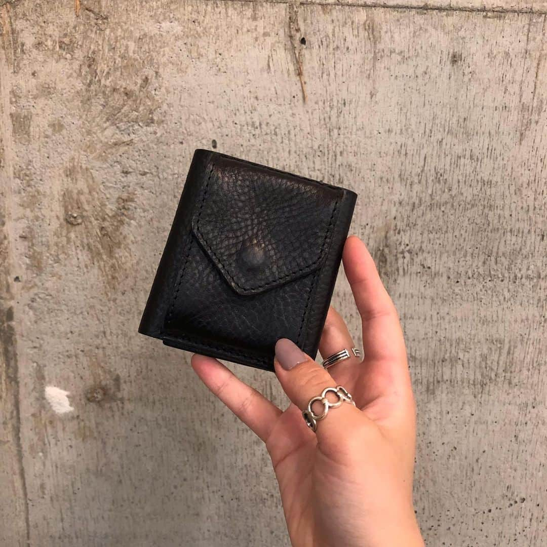 【ANN DE ARKさんのインスタグラム写真 - (【ANN DE ARKInstagram)「【PICK UP ITEM】 ・ 《Hender Scheme》19AW collection ・ trifold wallet ¥25,920 ・ インポートのバケッタレザーを使用した三つ折り財布です。 シンプルながらも収納力あるのあるデザイン🍃 ・ お問い合わせはこちらから ⬇︎⬇︎⬇︎⬇︎ @ann_de_ark '' #HenderScheme #henderscheme  #エンダースキーマ #スキマ  #革小物 #wallet #財布 #fashion #ファッション #コーディネート #レディース #ショップ #栃木 #宇都宮 #arknets #anndeark」7月13日 18時16分 - ann_de_ark