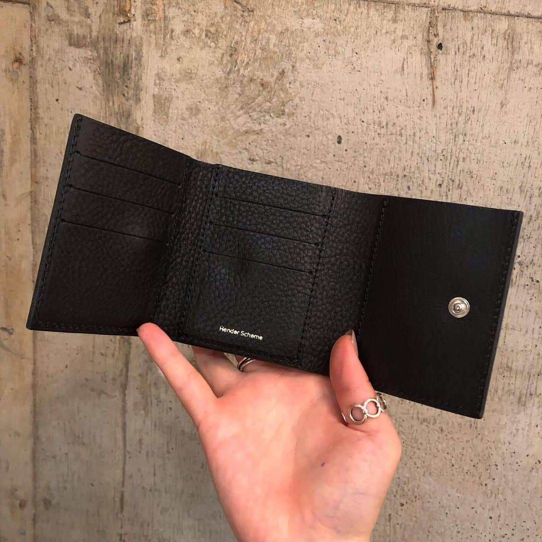 【ANN DE ARKさんのインスタグラム写真 - (【ANN DE ARKInstagram)「【PICK UP ITEM】 ・ 《Hender Scheme》19AW collection ・ trifold wallet ¥25,920 ・ インポートのバケッタレザーを使用した三つ折り財布です。 シンプルながらも収納力あるのあるデザイン🍃 ・ お問い合わせはこちらから ⬇︎⬇︎⬇︎⬇︎ @ann_de_ark '' #HenderScheme #henderscheme  #エンダースキーマ #スキマ  #革小物 #wallet #財布 #fashion #ファッション #コーディネート #レディース #ショップ #栃木 #宇都宮 #arknets #anndeark」7月13日 18時16分 - ann_de_ark