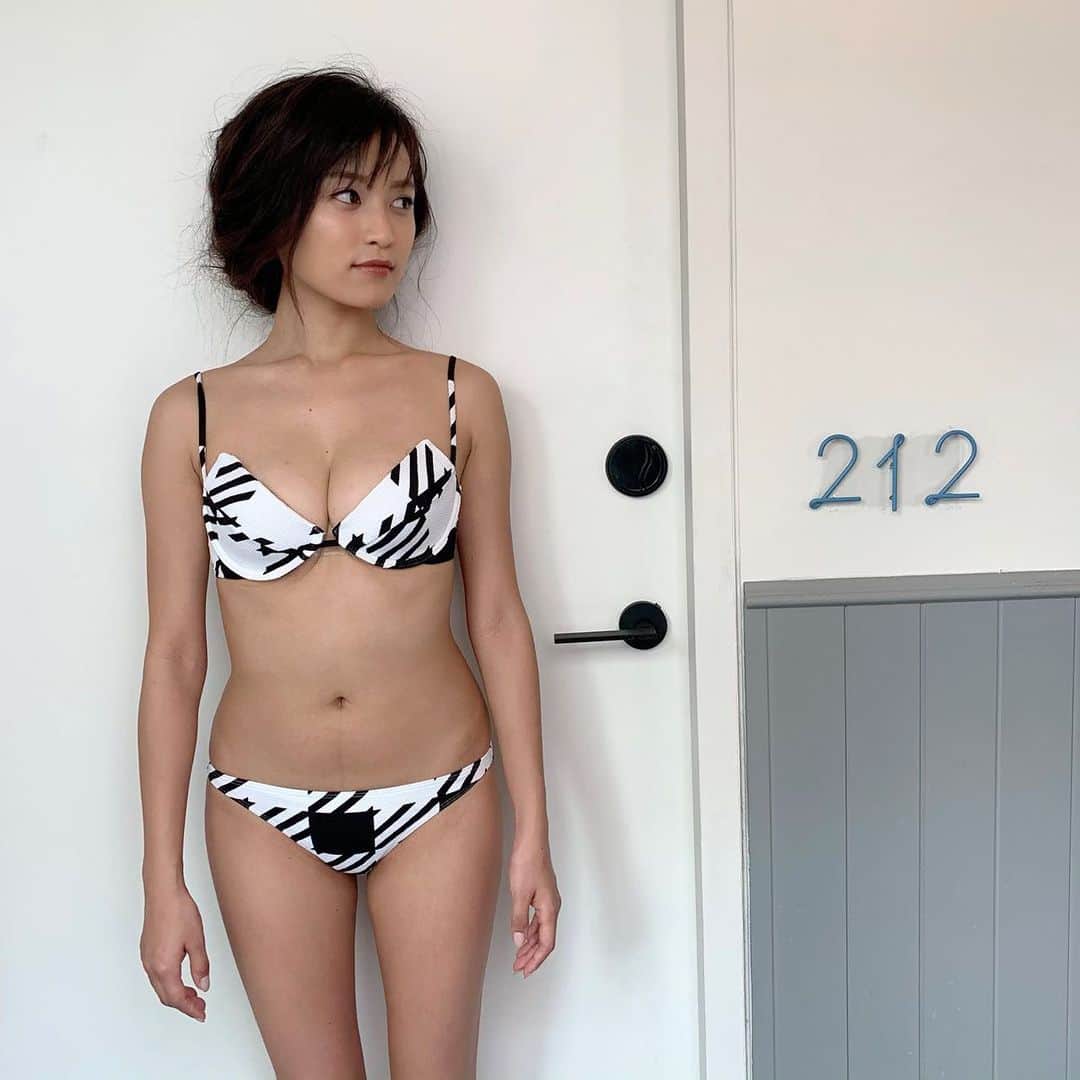 小島瑠璃子さんのインスタグラム写真 - (小島瑠璃子Instagram)「📷 週プレ🇸🇬OFF-SHOT しゃれおつホテル💕 ショート風の髪型に してもらいましたー✨ #こじるりフェス」7月13日 18時24分 - ruriko_kojima