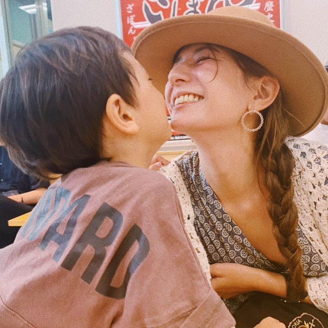 スザンヌさんのインスタグラム写真 - (スザンヌInstagram)「息子よ🙋‍♂️﻿ 長旅お疲れ様♡﻿ お仕事お付き合いありがとう♡﻿ ﻿ 鹿児島中央駅🚉で﻿ 新幹線待ってる間たくさんキスを浴びせてくれた😚💋幸﻿ @asamu______ がね、﻿ すかさずシャッターきってくれた（さすが♡）﻿ ﻿ そしてお世話になりました﻿ 皆様ありがとうございました🙏﻿ ﻿ ﻿ おやすみのかたもお仕事のかたも素敵な三連休の続き。 お過ごしください🌈」7月13日 18時20分 - suzanneeee1028