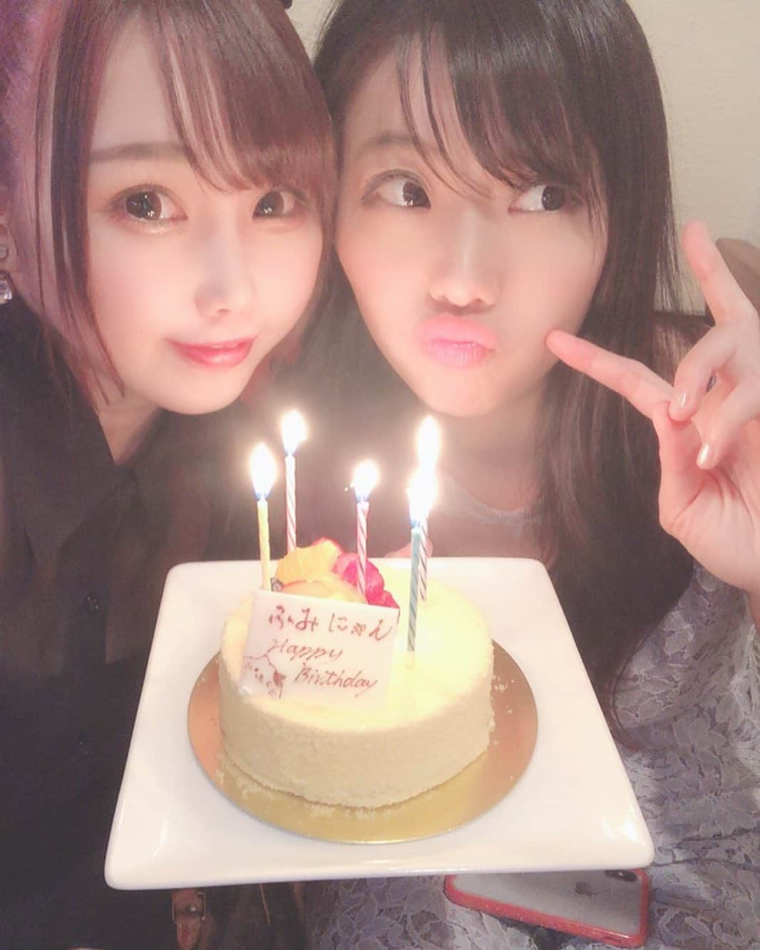 鈴木ふみ奈さんのインスタグラム写真 - (鈴木ふみ奈Instagram)「ぷにさんがお誕生日お祝いしてくれた🥂❤️❤️ サプライズで急にお誕生日の歌歌い始めて、ケーキ出てきてビックリしたよ🤣🌈最初全く気づかない察しの悪さ🤣  本当にありがとう🎂💓」7月13日 18時28分 - fuminasuzuki