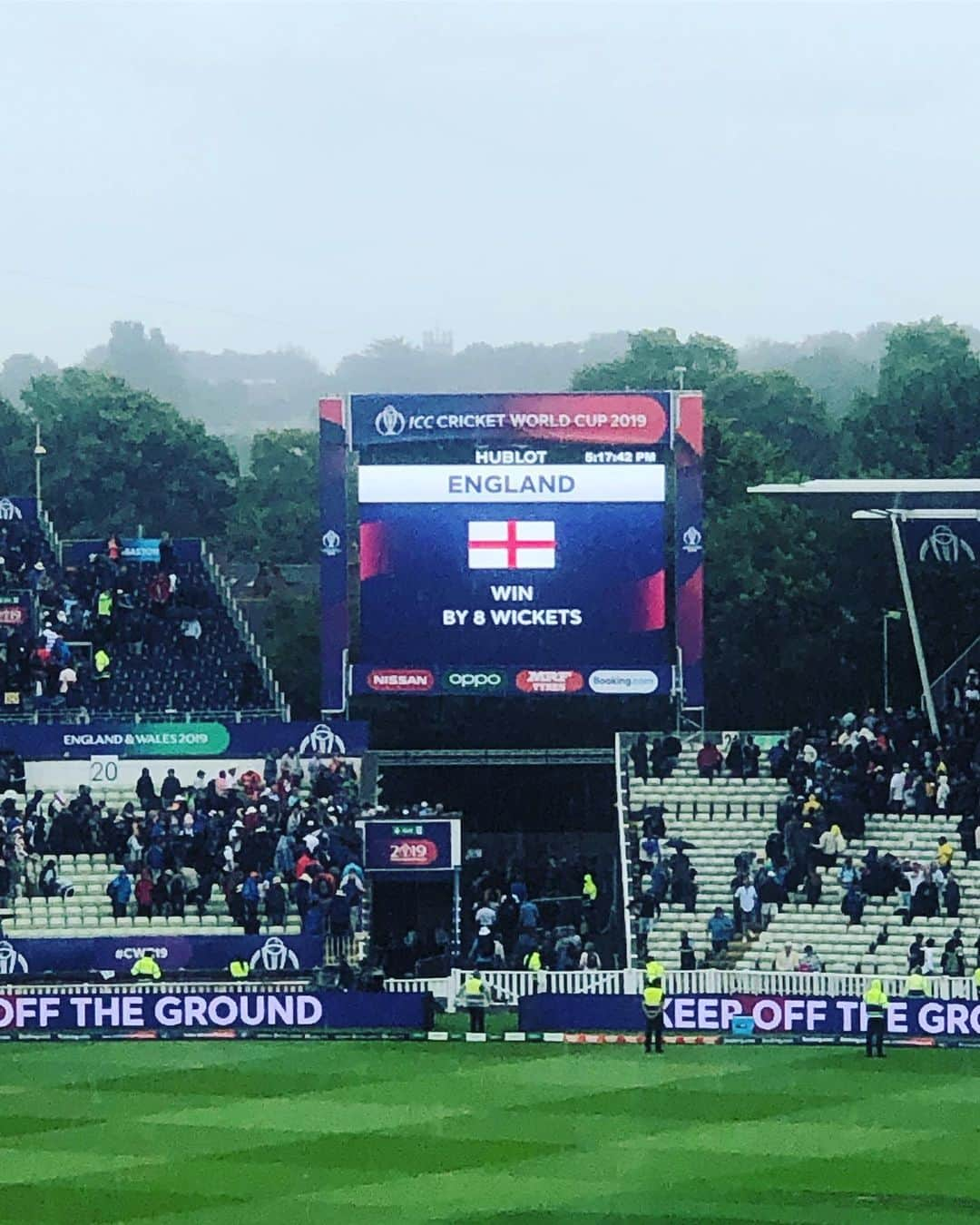 マシュー・ルイスさんのインスタグラム写真 - (マシュー・ルイスInstagram)「What a day at Edgbaston. Thanks to the @icc for hosting me... and @Davecribb. Beating the Old Enemy and making the World Cup Final. One game away from history. Come on England. Bring it home. 🏴󠁧󠁢󠁥󠁮󠁧󠁿🦁🦁🦁🏴󠁧󠁢󠁥󠁮󠁧󠁿 @cricketworldcup #CWC19」7月13日 18時30分 - mattdavelewis