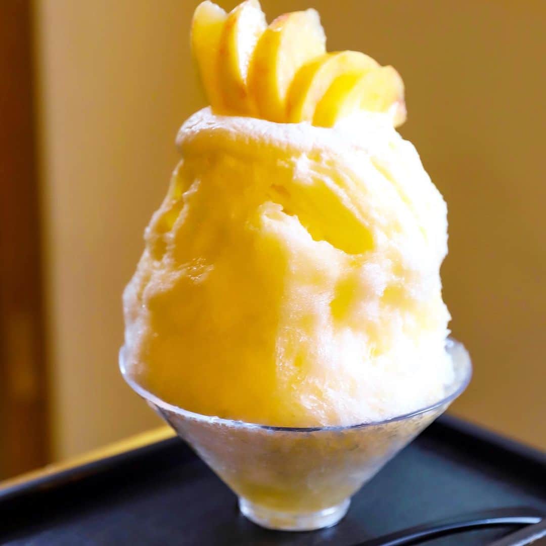 きょん。さんのインスタグラム写真 - (きょん。Instagram)「. .  Cafe 七海 @cafe_nanami  いかにも “ああ。私が桃のかき氷だ。” というような 涼しげでスマートな 出で立ちをしているのに 包容力のある 杏仁フレーバーという 外身と中身の ギャップに惹かれた逸品🥺🍑 .  #七海#sweets#osaka」7月13日 18時31分 - kyon_tokiiro