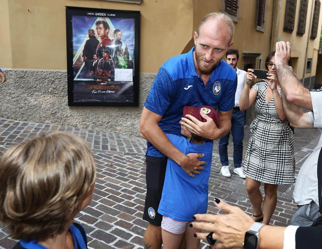 アタランタBCさんのインスタグラム写真 - (アタランタBCInstagram)「Che accoglienza! 🙌🏼 #Clusone ha fatto subito sentire il suo calore, prima al campo d’allenamento, poi allo Store, dove i tifosi hanno incontrato @masielloandre e @palominooficial 😁📸 - Our fans met Andrea #Masiello and José Luis #Palomino at the Temporary #AtalantaStore in Clusone 👍🏼 - #AtalantaLife 🖤💙 #Atalanta #Bergamo #football #instore」7月13日 18時41分 - atalantabc