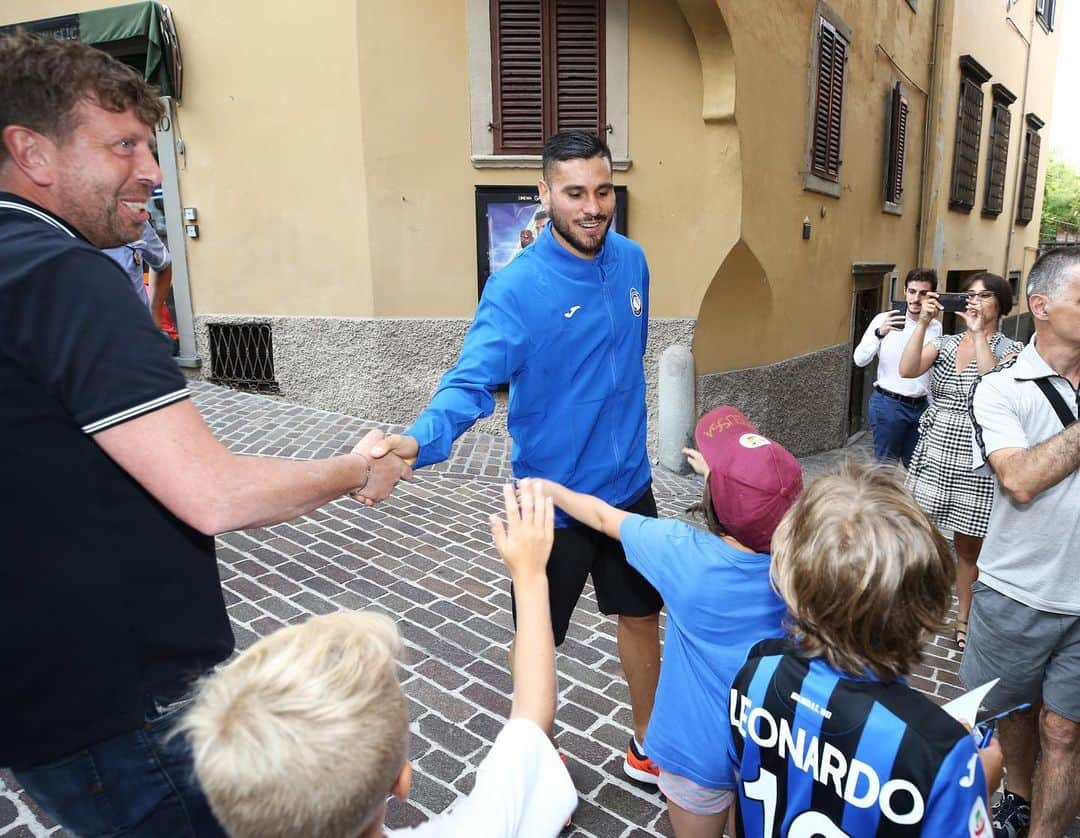 アタランタBCさんのインスタグラム写真 - (アタランタBCInstagram)「Che accoglienza! 🙌🏼 #Clusone ha fatto subito sentire il suo calore, prima al campo d’allenamento, poi allo Store, dove i tifosi hanno incontrato @masielloandre e @palominooficial 😁📸 - Our fans met Andrea #Masiello and José Luis #Palomino at the Temporary #AtalantaStore in Clusone 👍🏼 - #AtalantaLife 🖤💙 #Atalanta #Bergamo #football #instore」7月13日 18時41分 - atalantabc