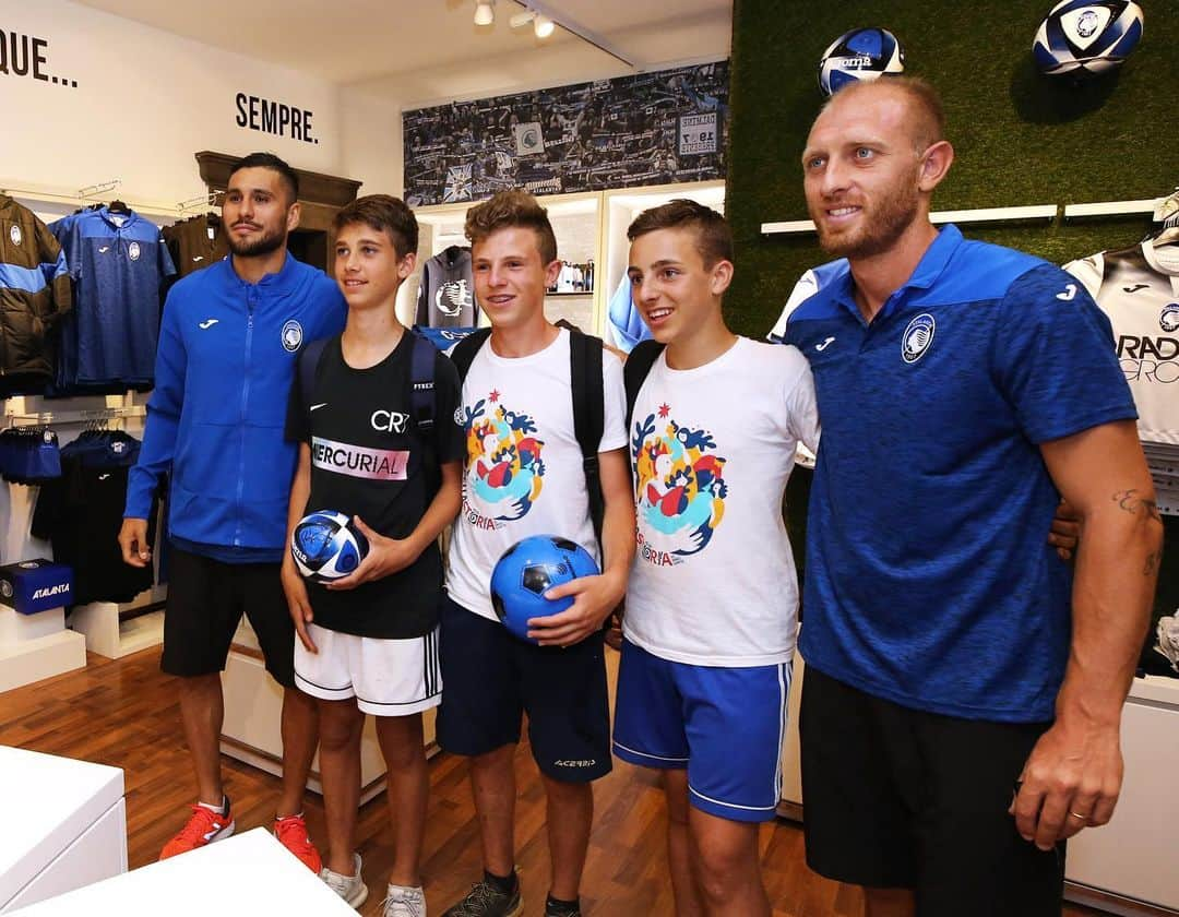 アタランタBCさんのインスタグラム写真 - (アタランタBCInstagram)「Che accoglienza! 🙌🏼 #Clusone ha fatto subito sentire il suo calore, prima al campo d’allenamento, poi allo Store, dove i tifosi hanno incontrato @masielloandre e @palominooficial 😁📸 - Our fans met Andrea #Masiello and José Luis #Palomino at the Temporary #AtalantaStore in Clusone 👍🏼 - #AtalantaLife 🖤💙 #Atalanta #Bergamo #football #instore」7月13日 18時41分 - atalantabc