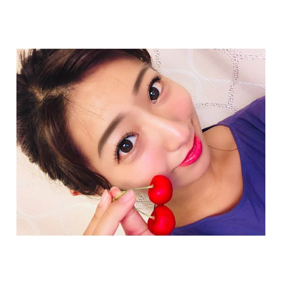 白戸ゆめのさんのインスタグラム写真 - (白戸ゆめのInstagram)「🍒 . 隣同士あなたと あーたし、さくらんぼ 美味しかったあ🤤💗 . ようやく食べられた👯‍♀️ ありがとうございます✨ . #さくらんぼ #cherry #山形県産 #佐藤錦 #ふたご #チェリー #yui #迷ったけど #大塚愛 #😛」7月13日 18時42分 - yumeno.s_