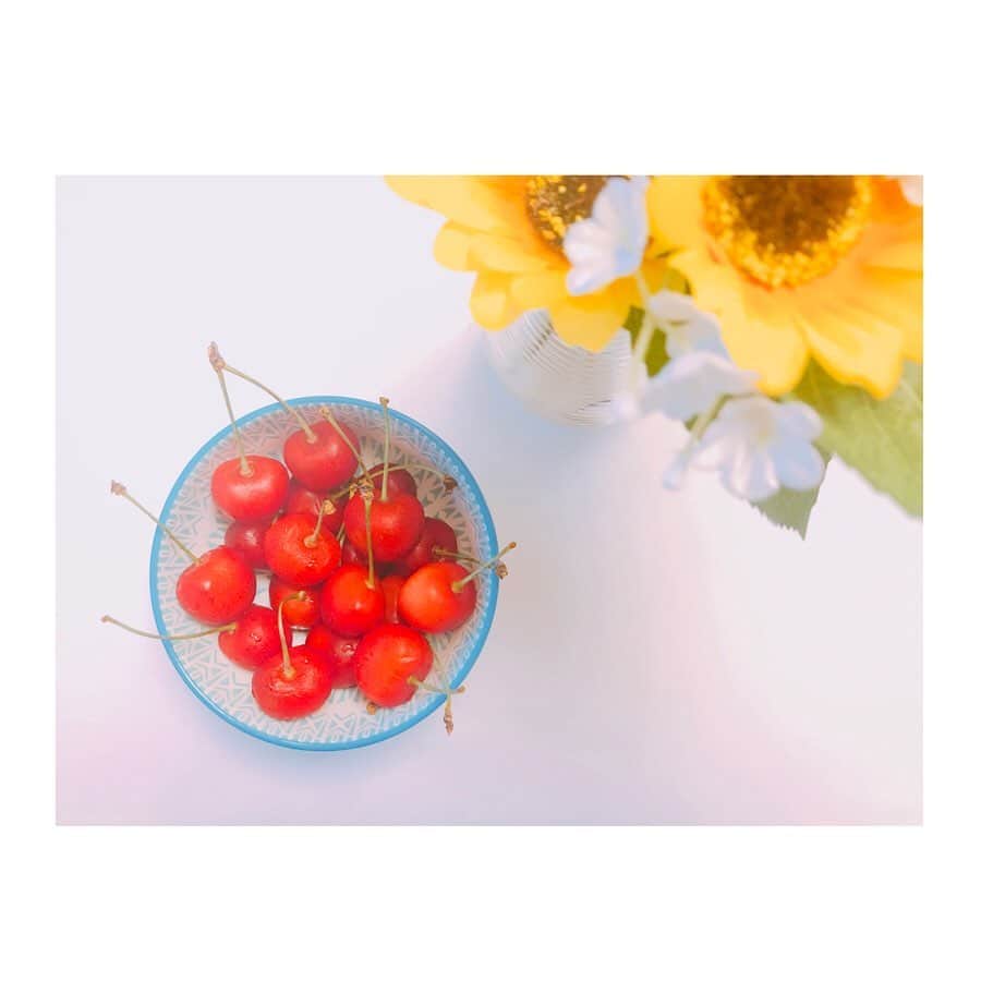 白戸ゆめのさんのインスタグラム写真 - (白戸ゆめのInstagram)「🍒 . 隣同士あなたと あーたし、さくらんぼ 美味しかったあ🤤💗 . ようやく食べられた👯‍♀️ ありがとうございます✨ . #さくらんぼ #cherry #山形県産 #佐藤錦 #ふたご #チェリー #yui #迷ったけど #大塚愛 #😛」7月13日 18時42分 - yumeno.s_