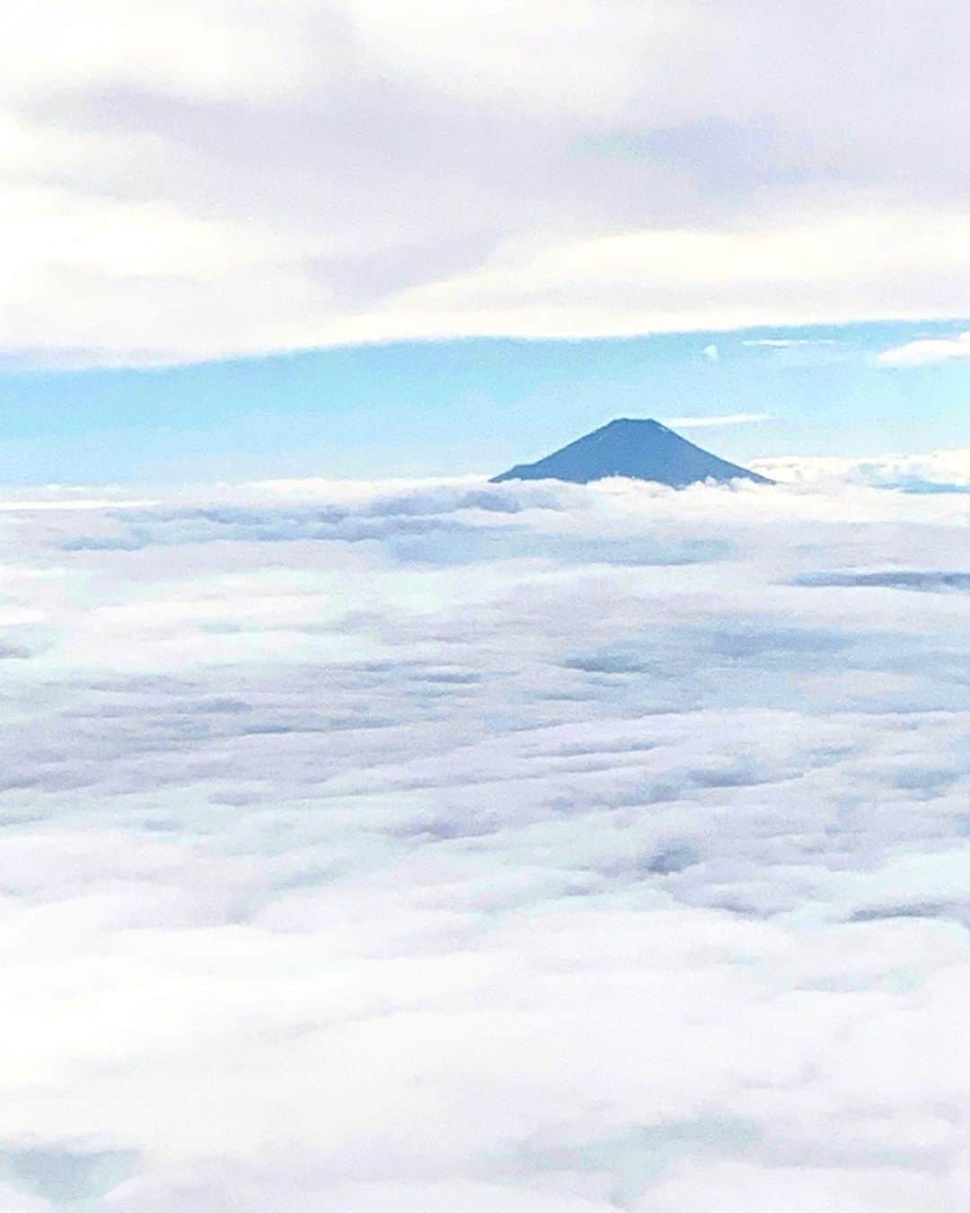 YOICHIのインスタグラム：「#富士山 #富士 #mountfuji #mountain #飛行機 #機内 #雲の上 #空 #快適な空の旅 #日本 #japan #日本一 #てっぺん」