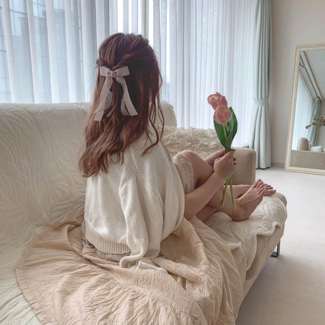 のインスタグラム：「.*⑅︎୨୧┈︎┈︎┈︎┈︎┈︎┈︎┈┈︎┈︎┈︎┈︎┈︎୨୧⑅︎* .  きょうのふく୨୧ ・ 🄲🄾🄳🄴 ・ onepiece☽(@cocodeal_official ) cardigan☽(@cocodeal_official ) ㅤㅤㅤㅤㅤㅤ ベージュ・ホワイトの洋服大好き❤ ヘアアレンジもセルフでたくさんできるようになりたいなぁ☁️ 今日はトイストーリー見る💗✨全然内容知らないけど楽しみ笑 *⑅︎୨୧┈︎┈︎┈︎┈︎┈︎┈︎┈┈︎┈︎┈︎┈︎┈︎୨୧⑅︎* .  #155cmコーデ  #おちびコーデ #ココディール  #ロング丈 #ベージュワンピ #ワンピース #デイリーコーデ #着まわし #肌見せコーデ #きれいめファッション #マキシ丈ワンピ  #マキシ丈ワンピース  #데일리룩 #きょうのふく୨୧ #セルフアレンジ #被写体女子 #フォロー募集中 #脚 #太もも #着回し」