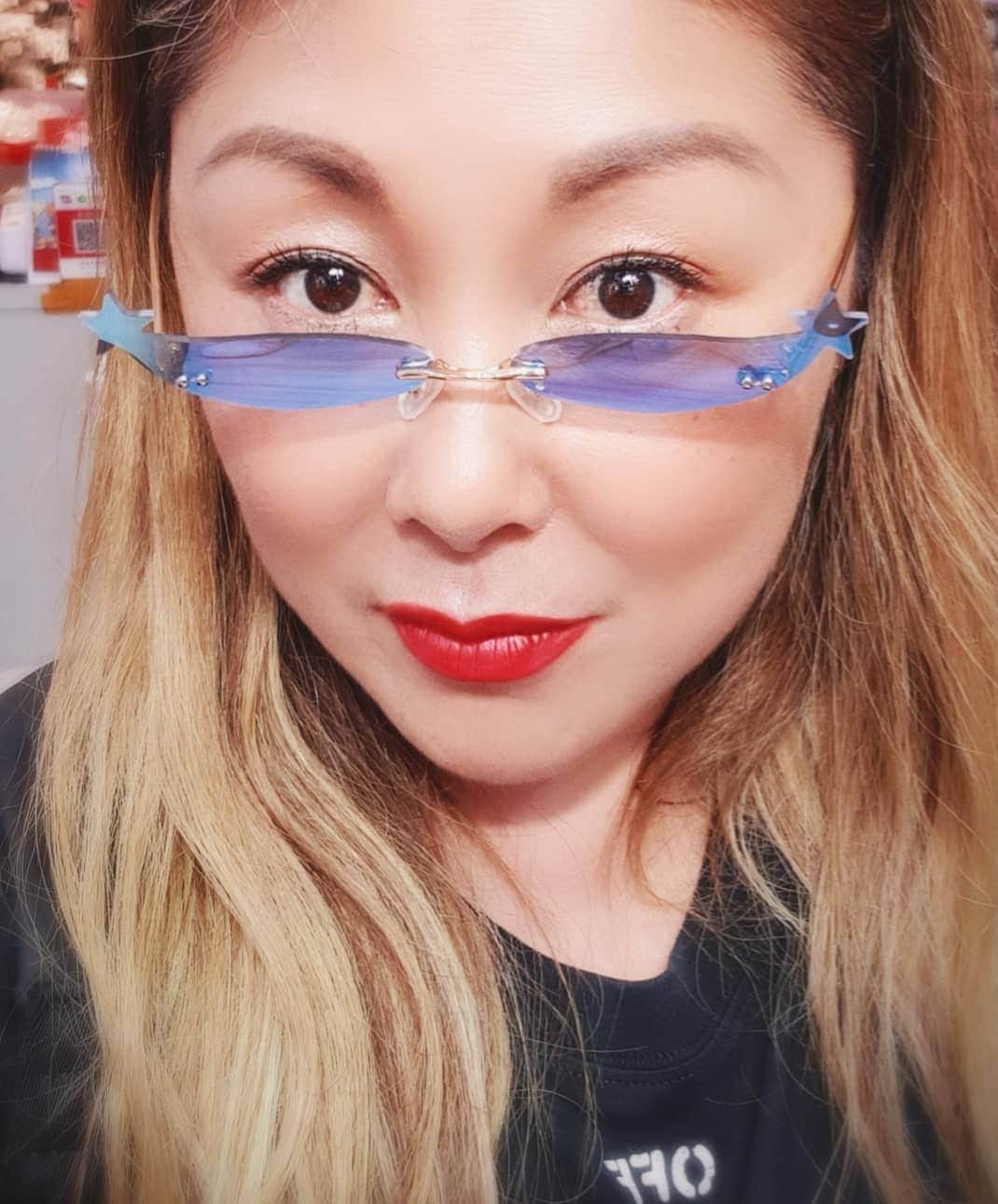 アニータ・ツォイさんのインスタグラム写真 - (アニータ・ツォイInstagram)「Любимые, привет из Китая!👋Какие очки мне идут больше: 1,2,3,4 или 5?😎😉 #АнитаЦой #очкарик」7月13日 18時47分 - anitatsoy
