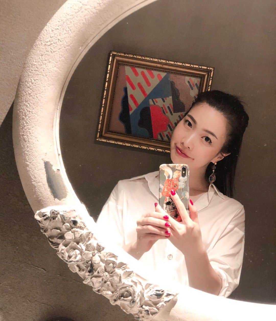 のインスタグラム：「最近アートに触れる機会が増えた。 . まだまだ知らないことばかりだけれど、どんなストーリーがあるのかなとか色々思いを巡らしたりすると時間が経つのがあっという間。 . 今日は友人とずっと行きたかったカフェに☕️ . アンティーク品がずらりと並ぶ中、なんと来週レセプションパーティーに伺う @nodehotel.kyoto にも展示される井田幸昌さんの作品も。 . その他にも昔の王様が座った椅子やいつか聴いてみたいヴァイオリンの自動演奏機もあって、とても落ち着く空間でした🕰 . 季節によって変わるデザートも最高。今は桃の時期なので桃のパフェを友人とシェア。 . 扱う桃の品種も時期によって変わるそうです🍑みずみずしくて美味しかった。 . この個人所有の素敵なアートの数々は、完全紹介制フレンチレストランSUGALABOの代表の須賀洋介さんのものだとか。。（いつか行ってみたいリストにあるレストラン🍴） . お店で手作りしている焼き菓子やジャムもプレゼントに喜ばれそうでした🍪 . #art #六本木 #カフェ #tokyo #タレント #モデル #MC #japanesegirl  #japanesemodel  #アート #井田幸昌」