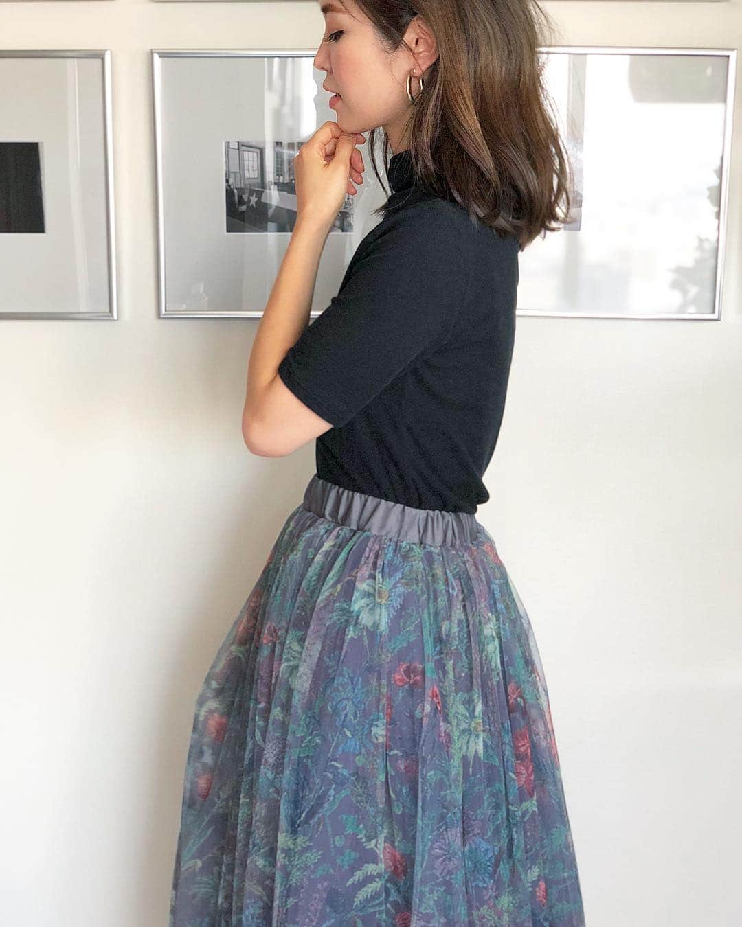 川人未帆さんのインスタグラム写真 - (川人未帆Instagram)「・ う、美しいスカートでけた😭🙏✨ ボタニカルなゴブラン織の柄を、 チュールにプリント。 絶妙なブルーグレーがまた良い。 もちろん分量はたっぷり。 秋はボヘミアンが気になる。 半袖タートル(これまた製作中。写真のは違うよ)にこのスカートに、ブーティを合わせてセブンテンらしくクラシカルボヘミアンなコーデをしたいなーと妄想💕💕 ・ #seventenbymihokawahito」7月13日 18時58分 - miho0319kawahito