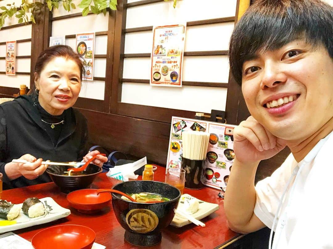 西村真二さんのインスタグラム写真 - (西村真二Instagram)「おかんと飯 #一流の人といると自分まで一流になったと勘違いしてしまうから気をつけなさい #昔からおかんに言われる言葉 #今になってすごく良い言葉だなと思う #どの世界にも通じること #虎の威を借る狐 #35歳になった今でもおかんにこれまで教えられた言葉をいつ何時も指標にしている #他にも #男は人前でケチケチするな #そう言っておかんは昔から僕が友達や恋人と遊ぶときは多めにお金を持たせてくれた #先日おかんと久しぶりに飯を食った #僕が大好きなお店 #相変わらずのうどんとむすびに2人して舌鼓を打った #お会計のときおかんが伝票を俺に渡してご馳走さまを言いながら一瞬でお店を出た #男は人前でケチケチしてはダメらしい #長生きしてくれ」7月13日 18時59分 - shinji_nishimura0630