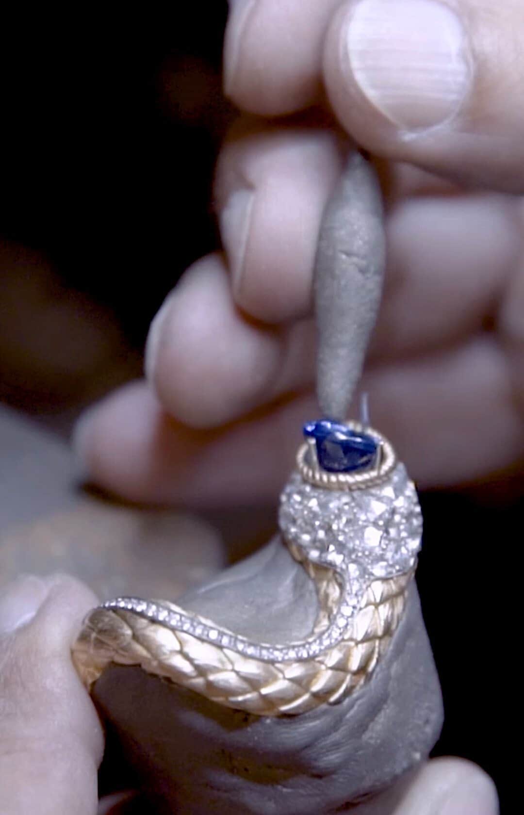 のインスタグラム：「Intricate and delicate, the process of embedding and setting precious jewels into perfectly sculpted items of Alta Gioielleria is a veritable art. Take a look at the making of the serpent necklace.  #DGAltaGioielleria #DGFattoAMano #DGLovesSicily #DolceGabbana」