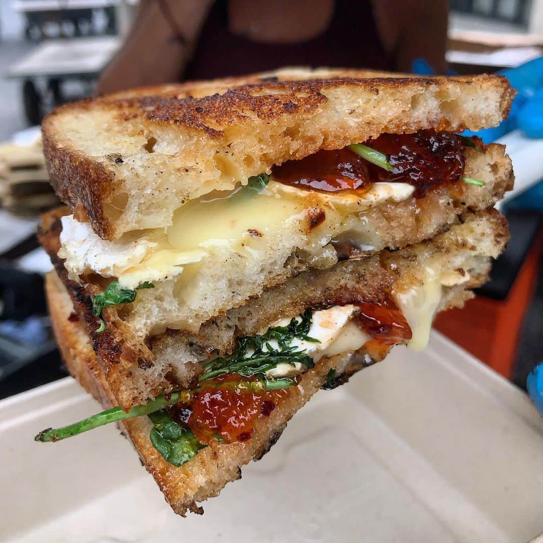 Eat With Steph & Coさんのインスタグラム写真 - (Eat With Steph & CoInstagram)「Happy Saturday!! Here’s  another shoutout to my favourite cheese toastie ever, the Brie one from @thecheesetruck in @maltbystmarket 🤙🏼 . That Brie paired with that chilli jam is top notch and SO so good. If you’re in the area, defo check them out!! You won’t regret it 😎📷 @verna.banana #saturday #weekend #market #streetfood #maltbystreetmarket #cheese #cheeseporn #brie #oozy #closeup #recommended」7月13日 18時51分 - eatwithsteph_ldn