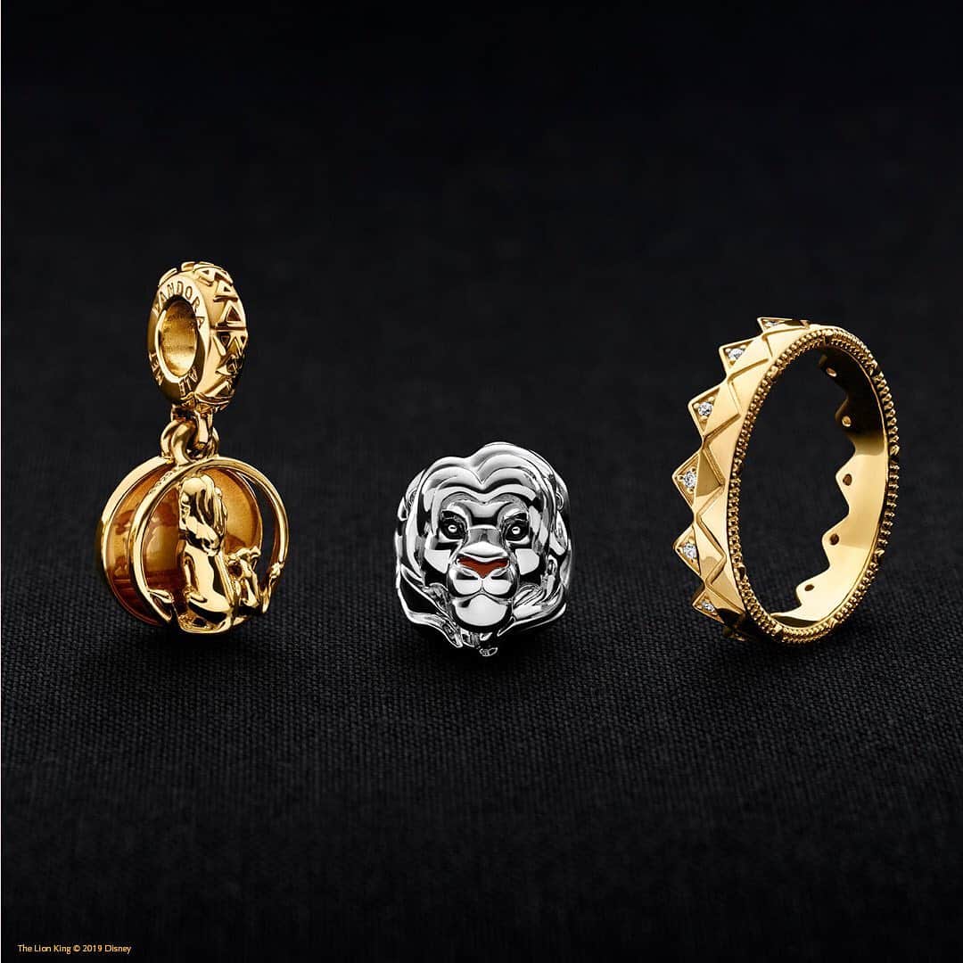PANDORAさんのインスタグラム写真 - (PANDORAInstagram)「Celebrate the unbreakable bond between Disney's Mufasa and Simba with dangle charms, a silver Simba charm and a delicate crown ring. See #TheLionKing only in theatres. #DISNEYxPandora #PandoraShine」7月13日 18時51分 - theofficialpandora