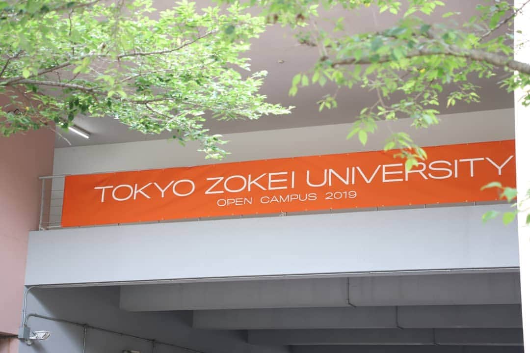 東京造形大学 Tokyo Zokei Universityさんのインスタグラム写真 - (東京造形大学 Tokyo Zokei UniversityInstagram)「_ 東京造形大学のオープンキャンパス2019「SYN-KA（しんか）」の初日にお越し頂き、ありがとうございました！ ・ キャンパス内では、美大生の力作を間近で鑑賞できる他、ワークショップやキャンパスツアーに参加したり、入試や学生生活について、気軽に相談することが出来ます💻✏️✂️🎨 愉快な楽団にも会えるかも☺️⁉️ ・ 明日7/14（日）も9：30～16：30に開催致します🔴 皆様のお越しを、心よりお待ちしております🌳✨ ・ #東京造形大学 #オープンキャンパス #美大 #受験生 #進学相談 #キャンパスツアー #作品 #展示 #ワークショップ #美術 #デザイン #7月 #土曜日 #ようこそ #tokyozokeiuniversity #opencampus #artuniversity#prospectivestudents #campustour #works #workshop #arts #finearts #design #july #saturday #welcome」7月13日 18時52分 - tokyo_zokei_univ_official