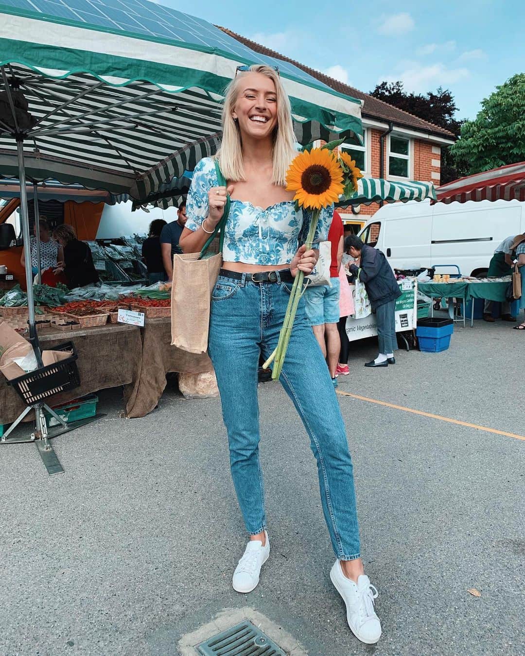 Zanna Van Dijkさんのインスタグラム写真 - (Zanna Van DijkInstagram)「Saturdays at the farmers market 🌻 ❤️ 10 reasons to support your local farmers market ❤️ • You get access to fresher produce. • They often use less packaging & plastic. • Its an opportunity to support your local community. • Your food will have travelled shorter distances to reach you. • The produce is often organic and more sustainably grown but without the price tag. • You can save money as they’re usually cheaper than supermarkets. • It connects you with where your food came from. • You’ll get access to a wider variety of produce and the selection will be more seasonal. • You’re supporting farmers directly. • The veg just tastes better 🤷🏼‍♀️ #farmersmarket #londonfarmersmarket #eatlocal #sustainableeating #eatmoreplants #plantsfortheplanet」7月13日 18時54分 - zannavandijk