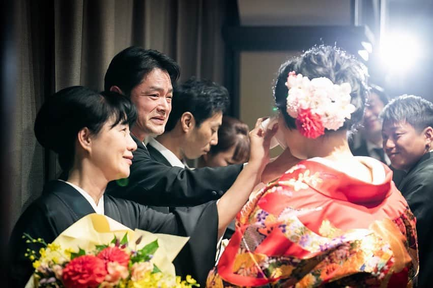 KIYOMIZU京都東山 公式さんのインスタグラム写真 - (KIYOMIZU京都東山 公式Instagram)「@kiyomizu_kyoto_higashiyama をフォローして、 『#kiyomizu京都東山』 『#kiyomizu花嫁』 『#スタイルズ花嫁』 をつけて投稿してくださいね＊ . [ #両親贈呈品 ] これまで大切に育ててきてくれた両親へ 溢れんばかりの感謝の気持ちを込めて＊ 「ありがとう」と「これからもよろしくね」の 気持ちを伝えます♡ . ---------------------- . ▼ブライダルフェアの予約は インスタのTOPからcheck⚐ ＞＞＞ @kiyomizu_kyoto_higashiyama. #スタイルズ花嫁 #dress #kyoto #kiyomizu #wedding #weddingdress #ウェディングドレス #ウェディングレポ #チャペル #ブライダルフェア #プレ花嫁 #卒花 #披露宴 #日本中のプレ花嫁さんと繋がりたい #結婚式 #結婚式場 #結婚式準備 #京都 #京都花嫁#関西花嫁  #marryxoxo #Dressy花嫁 #maricuru #maricuru卒花アンバサダー #花嫁の手紙#両親へのプレゼント」7月13日 18時55分 - kiyomizu_kyoto_higashiyama