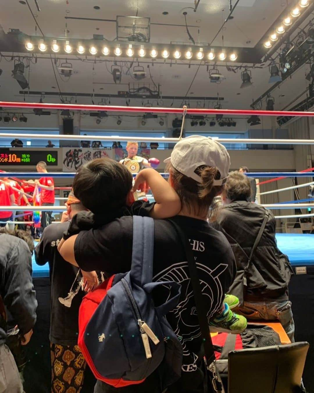 杉山しずかさんのインスタグラム写真 - (杉山しずかInstagram)「Great and amazing opportunity to watch and cheer the legend boxer #NaokoFujioka . And Tsunami San as well. Two legend fighters.  Congratulations!!!!!!!!!!!!!!!!!!!!! #boxing #藤野さんの写真をお借りしました #藤岡奈穂子 選手 #ボクシング #なぜあんな動きが #後楽園ホール #天海ツナミ 選手 #まこともいたね！」7月13日 18時55分 - shizukasugiyama0211