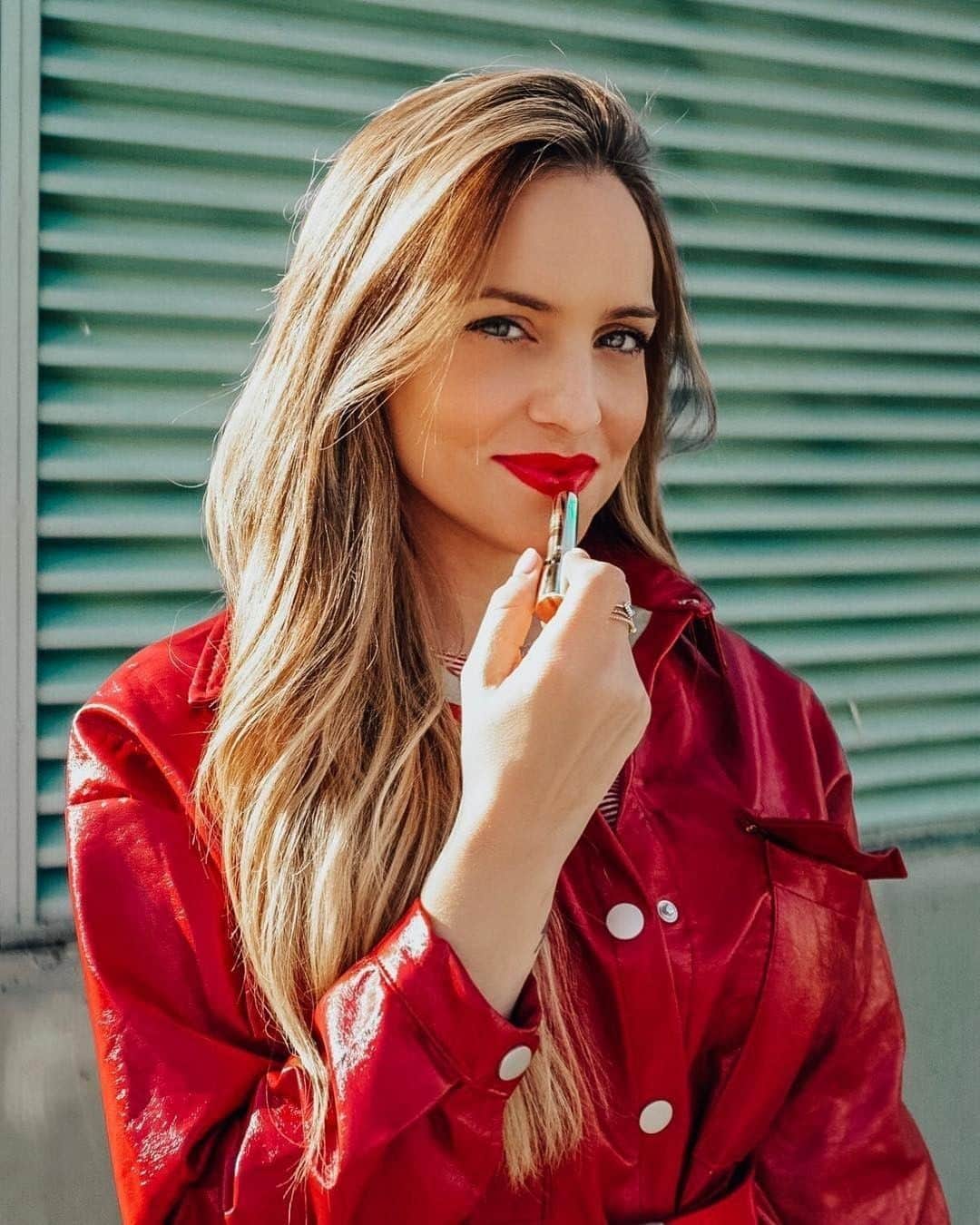 ClarinsUKさんのインスタグラム写真 - (ClarinsUKInstagram)「@tuttimarquez making magic in the streets of Madrid with bold, vinyl-like shine thanks to Joli Rouge Lacquer. 😍 #Clarins #ItsAllAboutYou」7月13日 19時00分 - clarinsuk