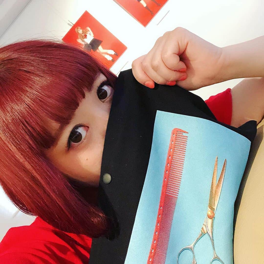 小鳥遊しほのインスタグラム：「#すくすく成長しまし展 限定グッズの美容師もどきサコッシュ。今回も好評でうれしい。 . 今回なんと家族経営なかんじで笑 スタッフはお母さんとお姉ちゃんと姪っ子むぎちゃん！ 背丈が同じ三人組で明日もお待ちしてます！👶❤️✨ . 12:00〜18:00 名古屋市中区栄4-16-24 maison OZAWA5F studio5e にて。 . (いつも通り)ゆるすぎる雰囲気なのでお菓子やお酒を持参して飲み食いしてもらってもかまいません🍺w . さて、味仙にいきます。」