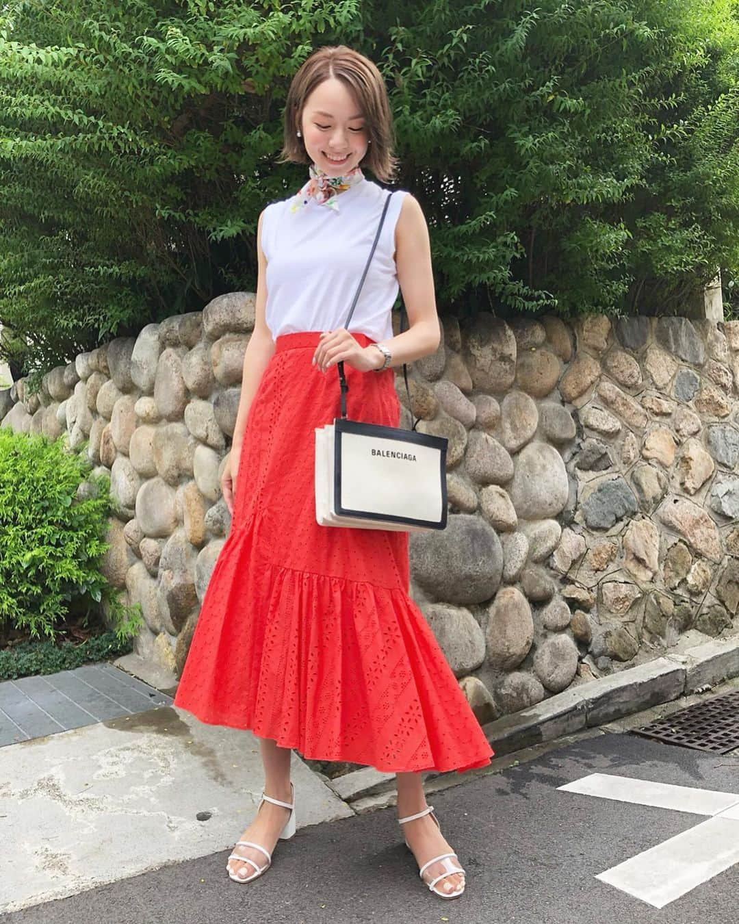 黒田真友香さんのインスタグラム写真 - (黒田真友香Instagram)「🍊🧡🍊🧡🍊🧡 壁もスカートもオレンジだらけの投稿。笑  お洋服のブランドはタグ付けしてます🏷  スカーフはカラフルな色のものを選んだ方が、色んな服に合わせやすいよ🙆‍♀️💓 スカーフの中に入ってるカラーのトップスやスカートを持ってくると コーディネートにまとまりが出ていい感じに👌  コメント返す！！（いつも結構返してる）みんなコメントしてね😻💓」7月13日 19時05分 - kurodamayukaxx