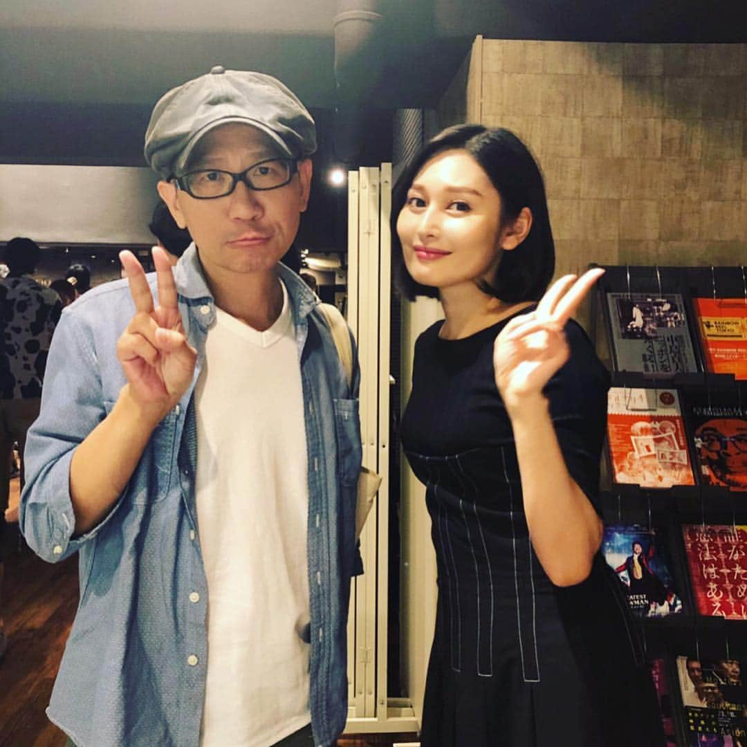 佐藤乃莉さんのインスタグラム写真 - (佐藤乃莉Instagram)「嬉しい！くろまめ先輩(猫さん)とウチのおすしが架け橋で、お知り合いになれた樫本学ヴさんも来て頂きました🐈✨ し、し、しかも、こんな可愛いイラストまで！💕😭 みかんは被ってなかった…😳🍊 #ウーマンウーマンウーマン#テアトル新宿#movie #ウチのネコは飼い主に優しい。#コロッケ！#学級王ヤマザキ」7月13日 19時15分 - nori_sato_