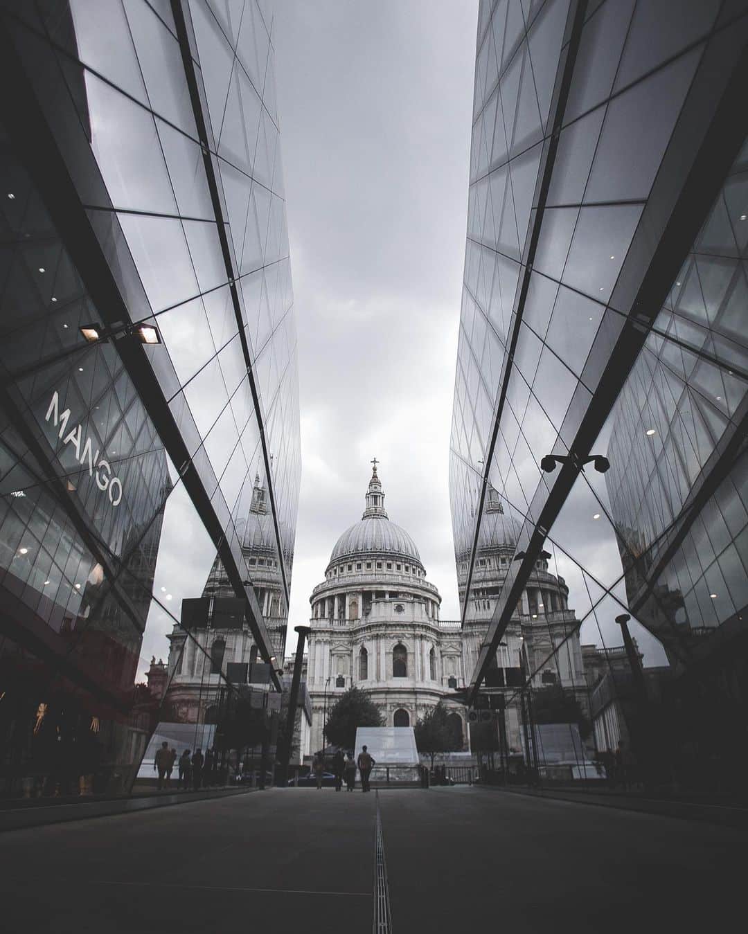s ᴇ  ɴ ᴋ ᴄのインスタグラム：「From a different angle 🇬🇧 This is my first time in London. Although I was born in the 80s in which it was the final stage for HK as a colony of Britain, I am not very close to UK on a cultural perspective. (Yea I am close to it in the way of football ⚽️😆) But starting from the preparation stage, it has already given me a sense of familiarity. As in walking in the city, this feeling only got stronger. From the architectural works, to the language, to the little transportation signage. (It would be great if the tube got AC tho 😂). 3 days are too few to explore the whole city, not even the whole country and culture. So...see you soon! #seanalogue .」
