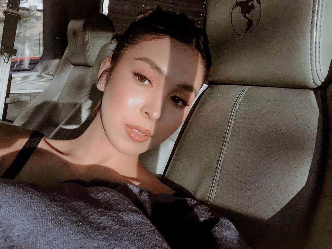 ジュリア バレットのインスタグラム：「all about that glow ✨✨」
