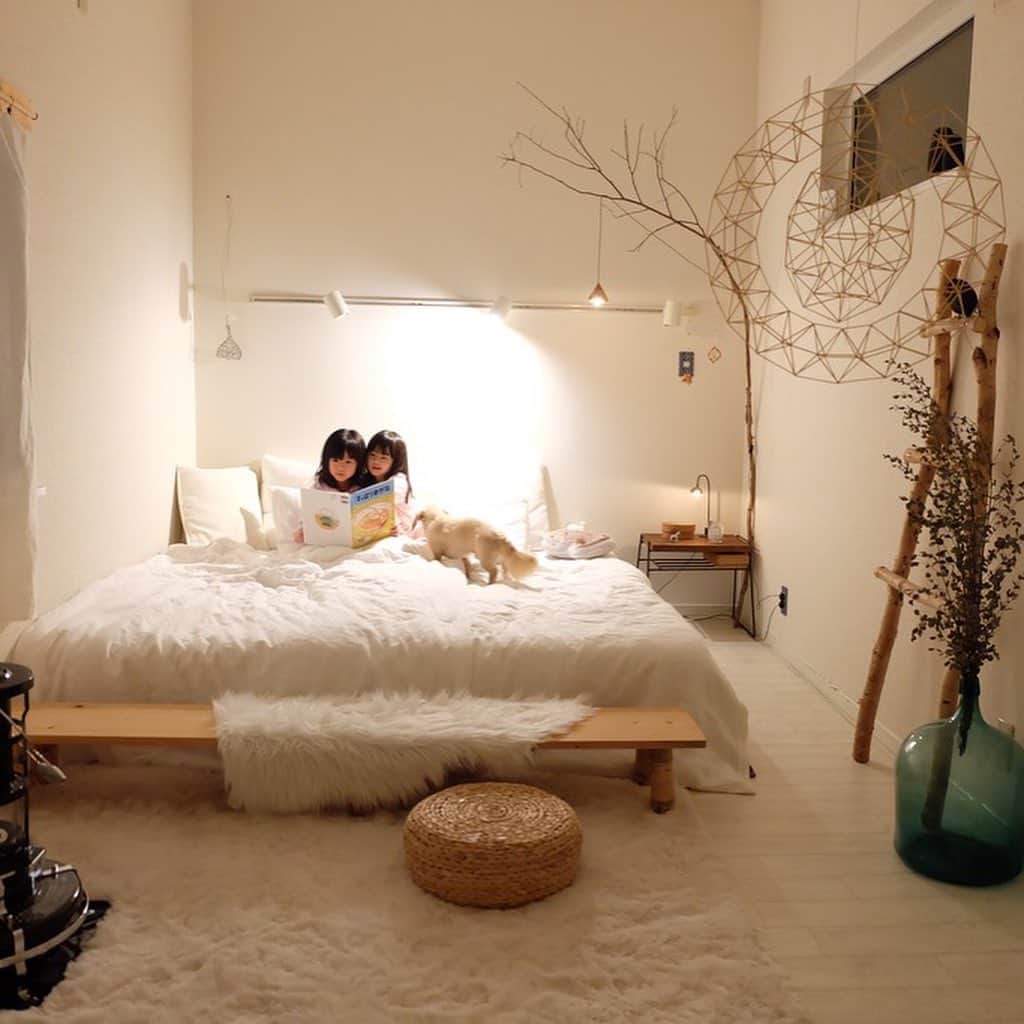 ムクリ［mukuri］さんのインスタグラム写真 - (ムクリ［mukuri］Instagram)「寝室のインテリアを形作るモノたちをまとめてご紹介～自分らしい暮らしとおうち（mumakariさん）〜﻿ ﻿ 今回はmadoさんのインスタグラムに質問が多くあるという、寝室にディスプレイしてある小物や愛用のリネンについてまとめてくださいました。﻿ ﻿ こだわりのモノ選びや、madoさんの寝室と言えばこれ！というプロジェクターについてもお話してくださっています。﻿ ﻿ 見取り図付きで、とてもわかりやすくなっていますので、ぜひご覧くださいね。﻿ ﻿ @mumakari さん、﻿ ありがとうございました！﻿ ﻿ ▶詳細はプロフィールのURLよりご覧ください﻿ プロフィールはこちらから﻿ @mukuri_official ・﻿ ﻿ ﻿ ﻿ 〈madoさん寝室のグッズまとめ〉﻿ ————————————————————﻿ ﻿ ●ベッド﻿ ・ホームセンターDCMホーマック：現在は同じものは販売していません﻿ ﻿ ●ベッドリネン﻿ ・無印良品：紺色　オーガニックコットン三重ガーゼ掛ふとんカバー・Ｓ／ネイビー　﻿ ・無印良品：白色　麻平織掛ふとんカバー・Ｓ／オフ白（こちらは同じ物ではなく似た物です）﻿ ﻿ ●ベッド脇﻿ ・テーブル：豆電球（北海道の古物屋さん）﻿ ・ライト：ユーカリ（岐阜）ちょこっとライト﻿ ・わっぱのような北欧雑貨：スイノカゴ（北海道）﻿ ﻿ ●ベッドの上の空間﻿ ・白樺の枝に吊るしているライト：ユーカリ（岐阜）：ちょこっとライト﻿ ・横に吊るしているモビール：スイノカゴ（北海道）﻿ ・ライティングレールとスポットライト：パナソニック﻿ ﻿ ●ドライフラワーを入れているガラス容器﻿ ・スマイル（北海道北竜町）：デミジョンボトル﻿ ﻿ ●ヒンメリ﻿ ・himmeli₋toivoa（大学からの友人）﻿ ﻿ ●プロジェクター﻿ ・池商：LEDプロジェクター　RAP1200 ﻿ ﻿ ————————————————————﻿ ﻿ ﻿ ﻿ #DIY #インテリア #田舎暮らし #こどものいる暮らし #寝室 #子供部屋 #リビング #キッチン #台所 #中古住宅 #新築 #新築一戸建て #マイホーム #マイホーム計画 #マイホーム記録 #家 #おうち #家づくり#注文住宅 #マンションインテリア #賃貸インテリア #こどもと暮らす #暮らし #くらしの編集 #暮らしを楽しむ #丁寧な暮らし #日々 #日々のこと #日々の暮らし #ムクリ」7月13日 19時10分 - mukuri_official