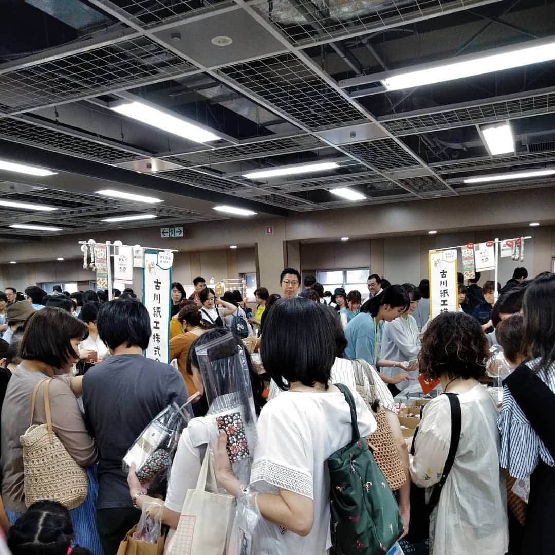 古川紙工株式会社さんのインスタグラム写真 - (古川紙工株式会社Instagram)「無事一日目終了しました！ 来ていただいた皆様ありがとうございました！ てんぱって行き届かない点も多かったと思いますが、たくさんのお客様に来ていただいて幸せな一日でした✨ 明日もよろしくお願いします😊💕 #紙博 #紙博in東京 #手紙舎 #紙もの #紙雑貨 #かわいい #明日もお待ちしております💕」7月13日 19時24分 - furukawashiko