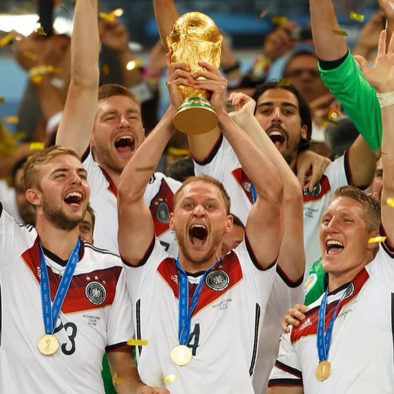 ベネディクト・ヘーヴェデスのインスタグラム：「Wow! Already five years ago! #diemannschaft @dfb_team」