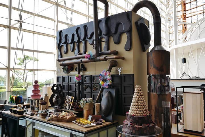 福岡グルメ 福岡ランチ「デビログ」さんのインスタグラム写真 - (福岡グルメ 福岡ランチ「デビログ」Instagram)「『ヒルトン福岡シーホーク』で開催されているスイーツイベントに行ってきましたよ😋 「#妖精たちのチョコレート工場 Fairies’ Chocolate Factory」 めちゃ人が多かった😵 チョコレートの食べ比べとかもできるので楽しい😁 オススメは「生チョコレートのモイストロールケーキ」と「ガトーオペラ」 大人な味でGood！やね👍 もう終了間近！WEBサイトからも予約できますよ！ . 場所 #ヒルトン福岡シーホーク 住所 #福岡市中央区地行浜 2-2-3 期間 2019年5月1日（休・水）～7月28日（日）※土・日・祝日限定 時間 15:30～17:00（最終入店16:30） 料金 大人 3,600円　6-12歳 2,000円 (税金・サービス料が別途) このプランの予約・お問い合わせ 092-844-8000 (9:00～18:00) . ♦️福岡グルメ 福岡ランチを検索できるブログ は「デビログ」で検索👉 ♦️マニアックな情報や本当に美味しいお店情報なら「もっとデビログ」で検索👉 . #福岡スイーツ #福岡スイーツ部 #hiltonfukuokaseahawk #FairiesChocolateFactory #ヒルトンスイーツ #福岡 #博多 #fukuokapics #fukuoka #fukuokacity #hakata #fukuokarestaurant #fukuokagourmet #IGersJP #ig_japan #福岡レストラン #福岡飲食店 #福岡グルメ #福岡ランチ #福岡ごはん #福岡ご飯 #食べログ福岡 #福岡飯 #福岡食べ歩き」7月13日 19時22分 - devi_takahashi