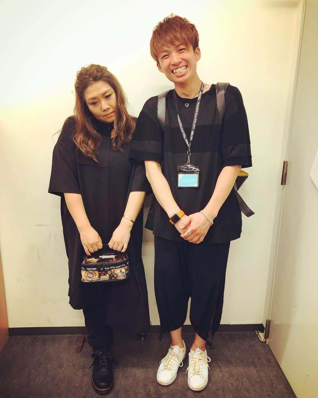 河井ゆずるさんのインスタグラム写真 - (河井ゆずるInstagram)「やすとも姉さんのグッズで化粧ポーチが出たそうです☺️ 僕の首からかけてるのはパスケースです✨  パスケースは男女どちらも兼用で使えるデザインですので皆さん是非〜🤣✨✨✨」7月13日 19時24分 - kawaiyuzuru