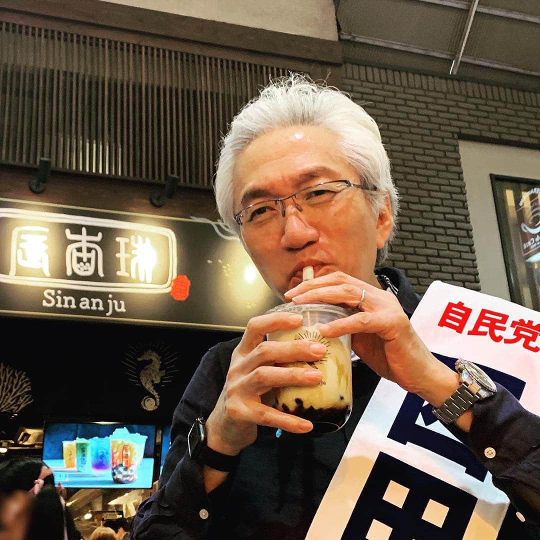 西田昌司さんのインスタグラム写真 - (西田昌司Instagram)「. 【西田昌司 タピオカに初挑戦！？🍹】 本日は河原町周辺の商店街にお邪魔しました🗣 街頭活動中に最近流行りの#タピオカ に挑戦してみました😆 初タピオカの感想「なんだこれは！？」」7月13日 19時33分 - shoujinishida