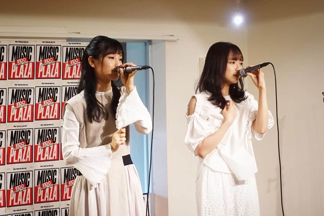 のインスタグラム：「. . . ミュージックプラザ・インドウさん！ありがとうございました✨ こちらで急遽TNCテレビ西日本 「生放送てんじんNOW！」の 生放送にも出演させて頂きました👭✨1曲放送していただけることになり！！嬉しかったです💓 ありがとうございました✨ . ステージから落ちてしまったのですが無事です！元気😇💓 . 移動して♡ . タワーレコード福岡パルコ店さん！お店にいらっしゃった方にも聴いていただきました👭♪またビタスイのライブ来てくれたら嬉しいなぁ♪☺️ありがとうございました✨ . 明日はあさひちゃんの地元🌈💓 . 7月14日(日) 『TSUTAYA 遊ING浜町』14時〜 『メトロ書店 本店 』17時〜 . お集まりくださいっ！！🍀✨💓 .  #ビタスイ #遠ラブ #リリイベ #九州 #福岡 #長崎 #熊本 #ライブ #イベント」