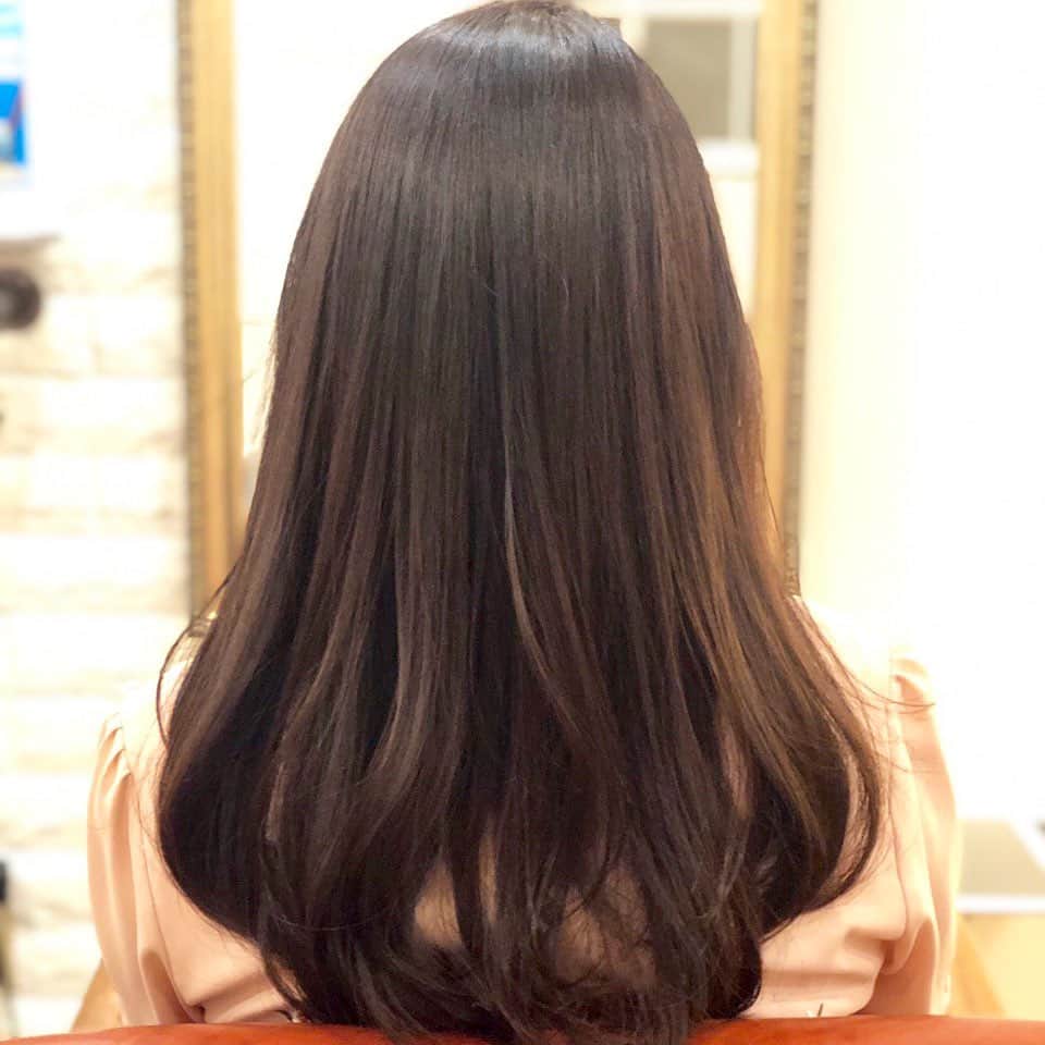 柴本愛沙さんのインスタグラム写真 - (柴本愛沙Instagram)「髪が生き返ったよー♡♡ ♡ 毛先の手触りがスルスル滑らかで、 ツヤも出て、触ってばかりいます。  この理想なヘアにしてくれたのは、 二子玉川にある、極上艶髪改善の専門サロン・ atelier mim（アトリエミム）さん☆  頭皮や髪の状態などを診断して、 一人一人の状態や悩みに合わせた 髪質改善ケアをしてくれます。  髪が長い分、毛先のダメージが気になったので、 傷んだ部分を3センチほどカット。 そして、頭皮が乾燥気味とのことで、 オイルを塗って保護しつつ、 炭酸スパと髪質改善トリートメントを してもらいました。 そして、毛量が多いので少し軽くしてもらい、 巻いた時に女性らしい動きが出るように 表面に段をいれてもらいました。  さらに、色も最近暗めばかりで 気持ち少し明るくしたかったので、 アッシュ系で明るさも出してもらいました！  ここのカラーはエイジング効果があって、 白髪抑制成分が入っているそうです！ そしてケラチンが混ざっているので、 アイロンを当てるほどツヤが出てきます✨  どこかに行ってしまった 天使の輪も久し振りに戻ってきてくれました👼  根本からきれいで健康な艶髪へと改善していく為、 炭酸泉による頭皮洗浄を すべてのメニューに取入れるなど、 本質ケアにこだわっているサロンです💭  仕上がった時のツヤと手触りに ものすごく感動しました♡♡♡ . くせ毛やうねり、縮毛矯正やカラーなどの ダメージで悩んでいる方にオススメです！  #ateliermim #アトリエミム #二子玉川 #二子玉川サロン #にこたま #ヘアメンテ #髪質改善 #髪質改善サロン #カット #カラー #白髪抑制カラー #髪質改善トリートメント #炭酸スパ #炭酸泉 #ヘアサロン #ヘアトリートメント #ヘッドスパ #美容室 #hairsalon #hairtreatment #二子玉川 #二子玉川サロン #二子玉川美容室 #二子玉川ヘアカラー #ダメージヘア #ツヤ髪 #極上艶髪改善 #専門サロン Casting By @woomy.beauty」7月13日 19時26分 - aisa_shibamoto
