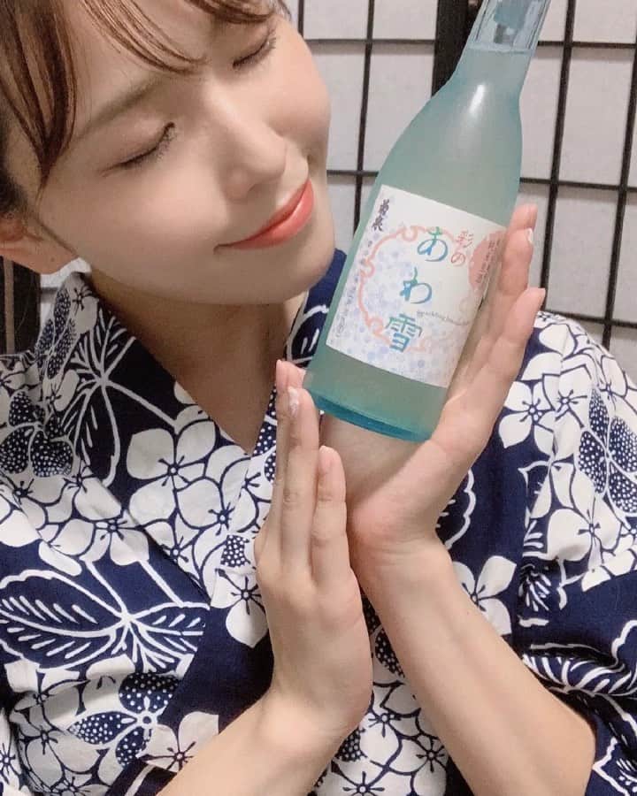 のインスタグラム：「［English follows / movie in English🇺🇸] . . 久々up！ #本日の児玉酒 vol.21は、 awa酒、スパークリングの日本酒についてお話しさせていただきます🍶 . . 埼玉県深谷市の滝澤酒造さん 『無ろ過微発泡 純米生酒 彩のあわ雪』は、 甘みと酸味のバランスが良い微発泡純米生酒。 . 270mlなので飲み切りにちょうど良いサイズで、 発泡感が抜けることなく最後まで美味しくいただくことができます。 オリの沈殿が雪のように見えることからこの名前がつけられたそう。 . . こういったスパークリングの日本酒、通称awa酒を醸す日本各地の蔵元様で構成された一般社団法人・awa酒協会が2016年に設立され、 以降awa酒の品質向上・市場での普及促進に積極的に努められており、 . 「awa酒を世界へ！」を掲げて活動されています。 (先日蔵見学でご紹介した永井酒造の永井社長が協会理事、今回の滝澤社長が副理事でいらっしゃいます) . . こうした活動が今後、 スパークリングワインのような立ち位置で 「日本酒で乾杯を！」に繋がると素晴らしいなと感じています。 . 余談ですが「彩(さい)」の漢字が私の名前と同じあたりも親近感がわいてしまいました^^* ぜひお試しを🌸 . . . Today's #bilingualsakegirl choice vol. 21 comes from Takizawa Brewery in Fukaya City, Saitama Prefecture; the “Muroka Bihappo Jyunmai nama sake Sai-no Awayuki.” . Like sparkling wine, this is a sparkling sake, also called as “awa sake,” awa means bubbles. It’s a Jyunmai sake with good balance of sweetness and acidity. Also It's bottled in 270ml, so it's a pretty good portable size and will be able to keep the fizz til the end. “Awayuki” means a thin layer of snow, and this name comes from how this Ori, the sediment inside, looks like snow. . Now there’s a society called the “awa-sake Association” which has been actively working to improve the quality and promoting the awa sake in and out of Japan. I also believe in the possibility of awa sake, so I would be happy if you find this interesting. . . . . #滝澤酒造 #awa酒 #tokyo#selfie#sakelover #sake#sakegirl#sakestagram#japanesesake #misssake#selca#japanesegirls#japanesemodels #japanesestyle#kimono #kimonogirls#cute#諏訪の国公式アンバサダー #児玉アメリア彩#ミス日本酒#日本酒 #日本酒女子#着物 #和服女子 #着物女子#バイリンガル女子#日本酒好きと繋がりたい」