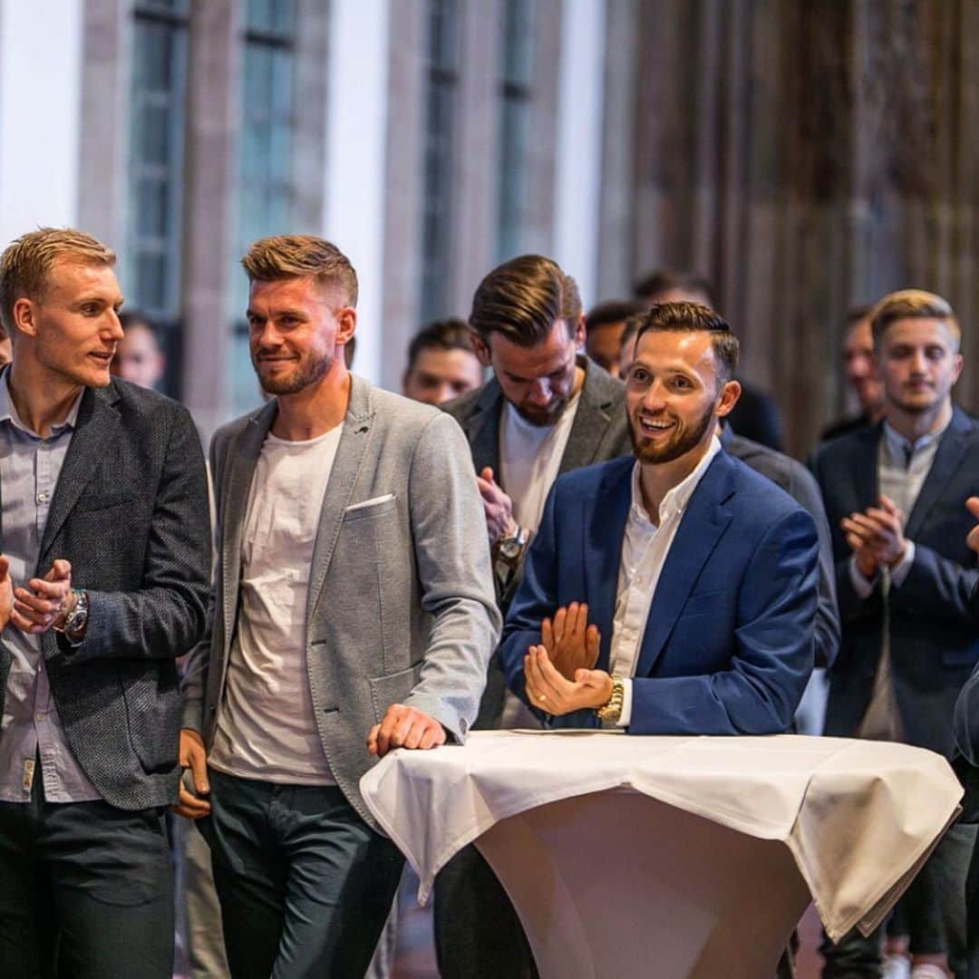 マルコ・ヘーガーのインスタグラム：「Throwback @fckoeln 🥇🥇🥇 #townhall #rathaus #köln #fc #medaille #effzeh #honour #blessed #positivevibes #earnednotgiven #mh6 #liebedeinestadt #team #together #suitup #throwback」