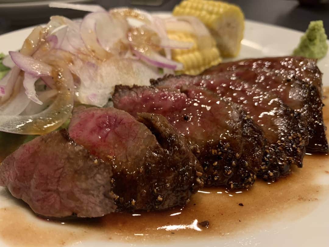 のインスタグラム：「うまかったぁーーッ！  #ステーキ #steak #beef #肉しか信じない #肉好きな人と繋がりたい #肉好き #肉命 #肉大好き #強くなりたければ喰らえ #肉食 #肉食系男子」